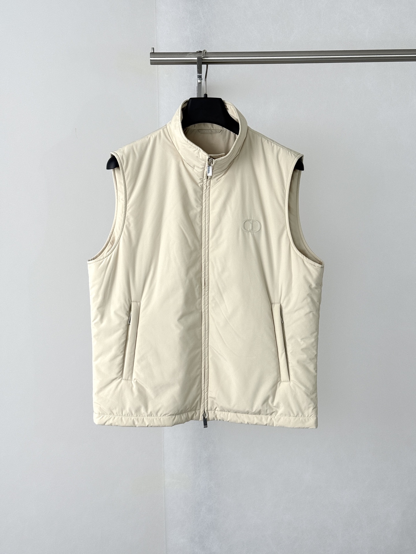 La chaqueta tipo chaleco acolchada con cuello alto y bordado en relieve con el logotipo P320 Dio*/Dior CD está confecci…