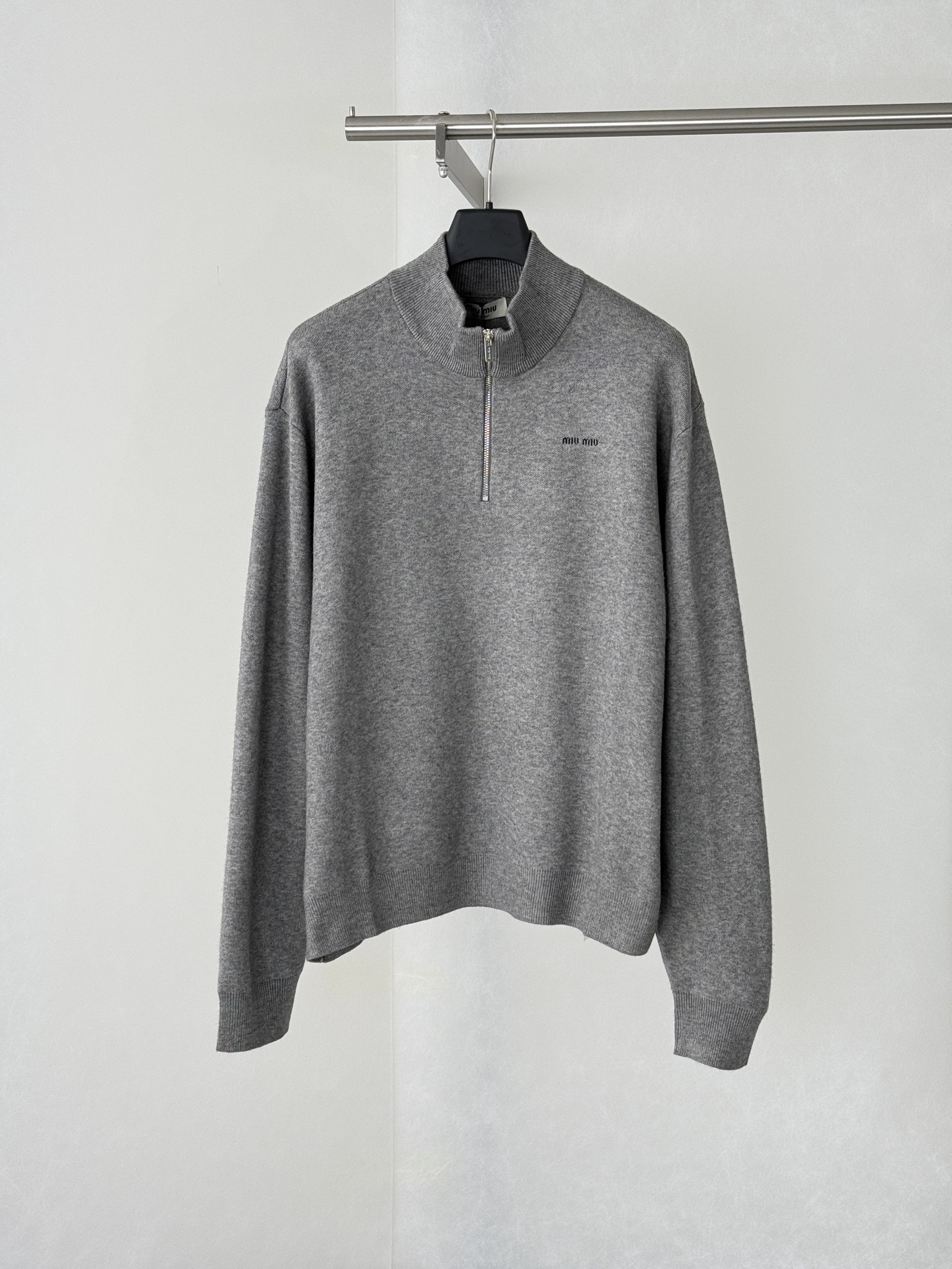P260 Miu Mi*/Miu Miu jersey gris de punto con cuello alto y cremallera parcial Tejido de hilo gris jaspeado teñido y te…
