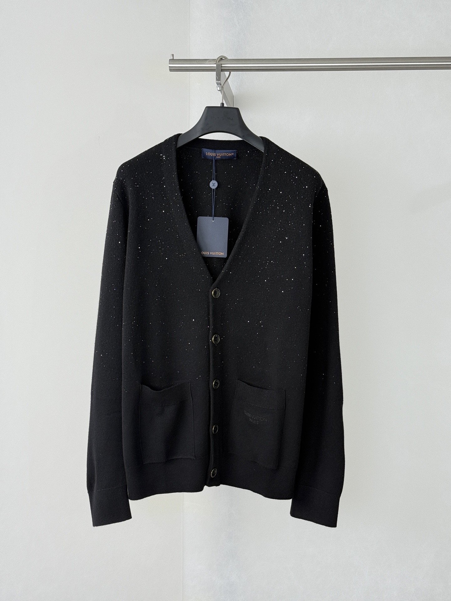 P300 1V/Louis FW26 Chaqueta de punto con escote en V y lentejuelas de estrellas: réplica fiel del proceso de mezcla de …