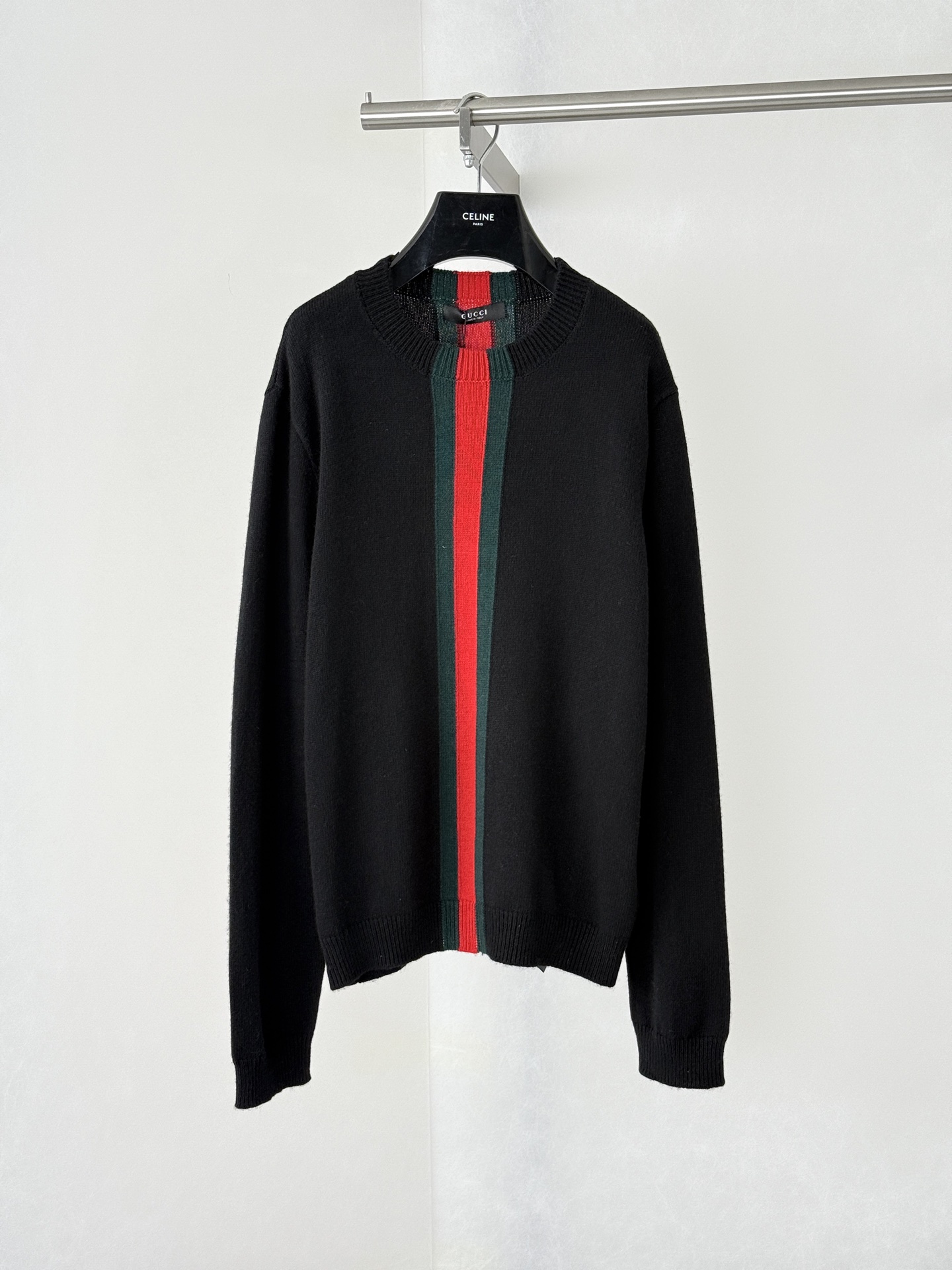 P240 Gucc*/Gucci Suéter de punto de cuello redondo con rayas verticales de cinta roja y verde clásica. El hilo y el col…