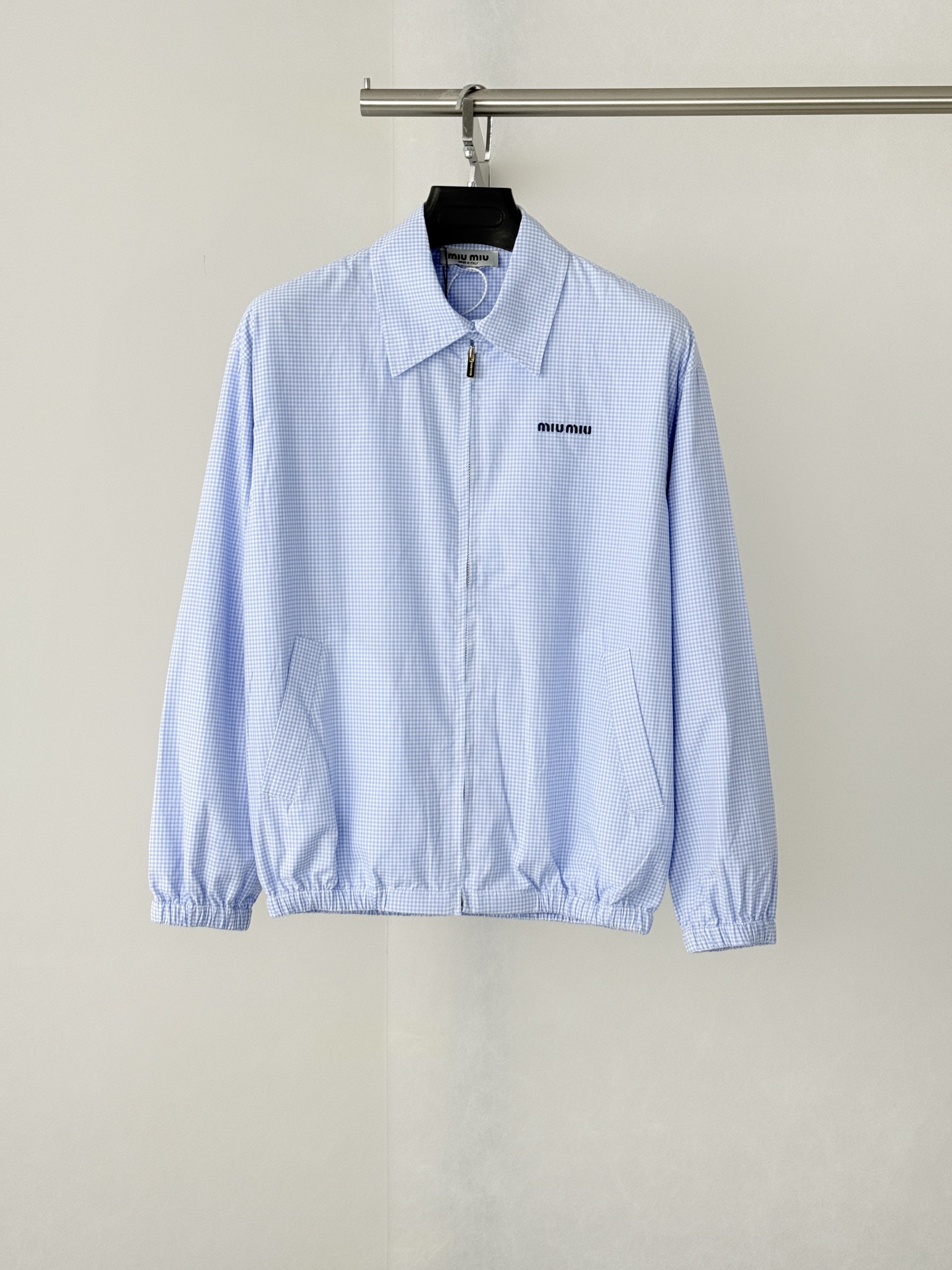 P275 Miu Mi*/Miu Miu chaqueta tipo Harrington con cuello alto y estampado de cuadros finos azul y blanco Tejido de cuad…