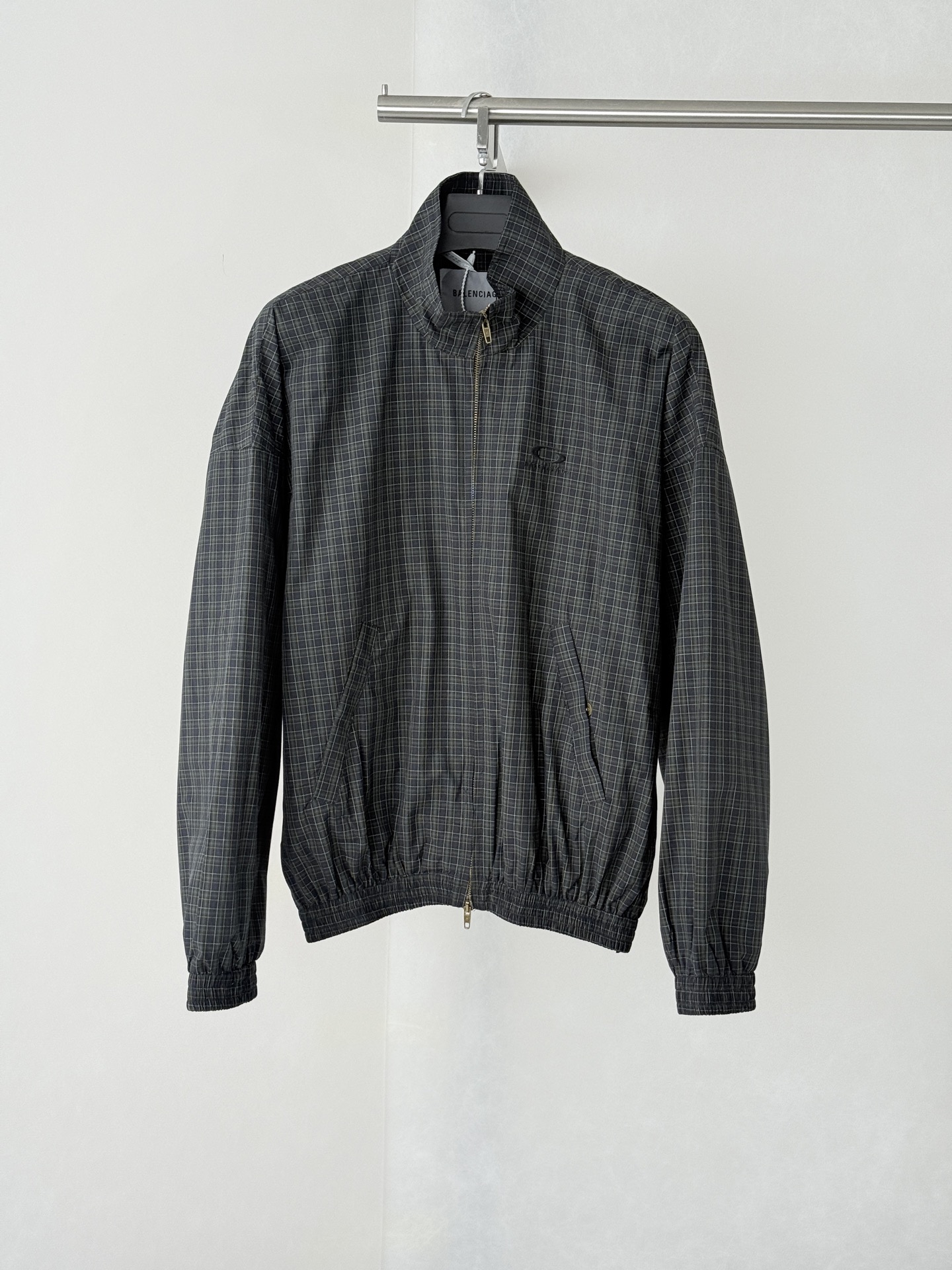 P270 Balenciag*/Paris chaqueta a cuadros finos con cuello alto se centra en tejidos a cuadros finos oscuros personaliza…