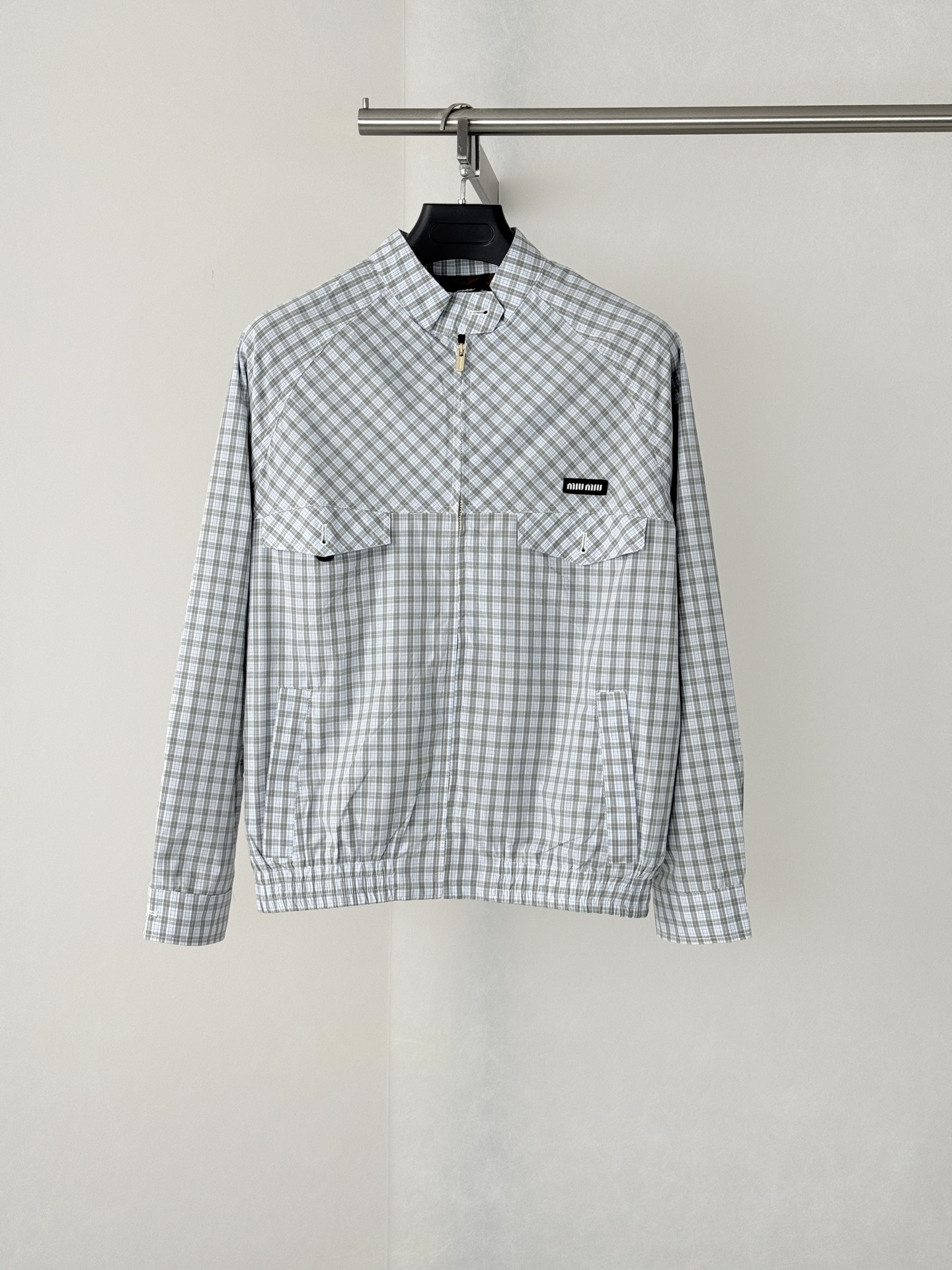 P260 Miu Mi*/Miu Miu chaqueta tipo Harrington con estampado de cuadros y cuello alto El tejido de cuadros est…