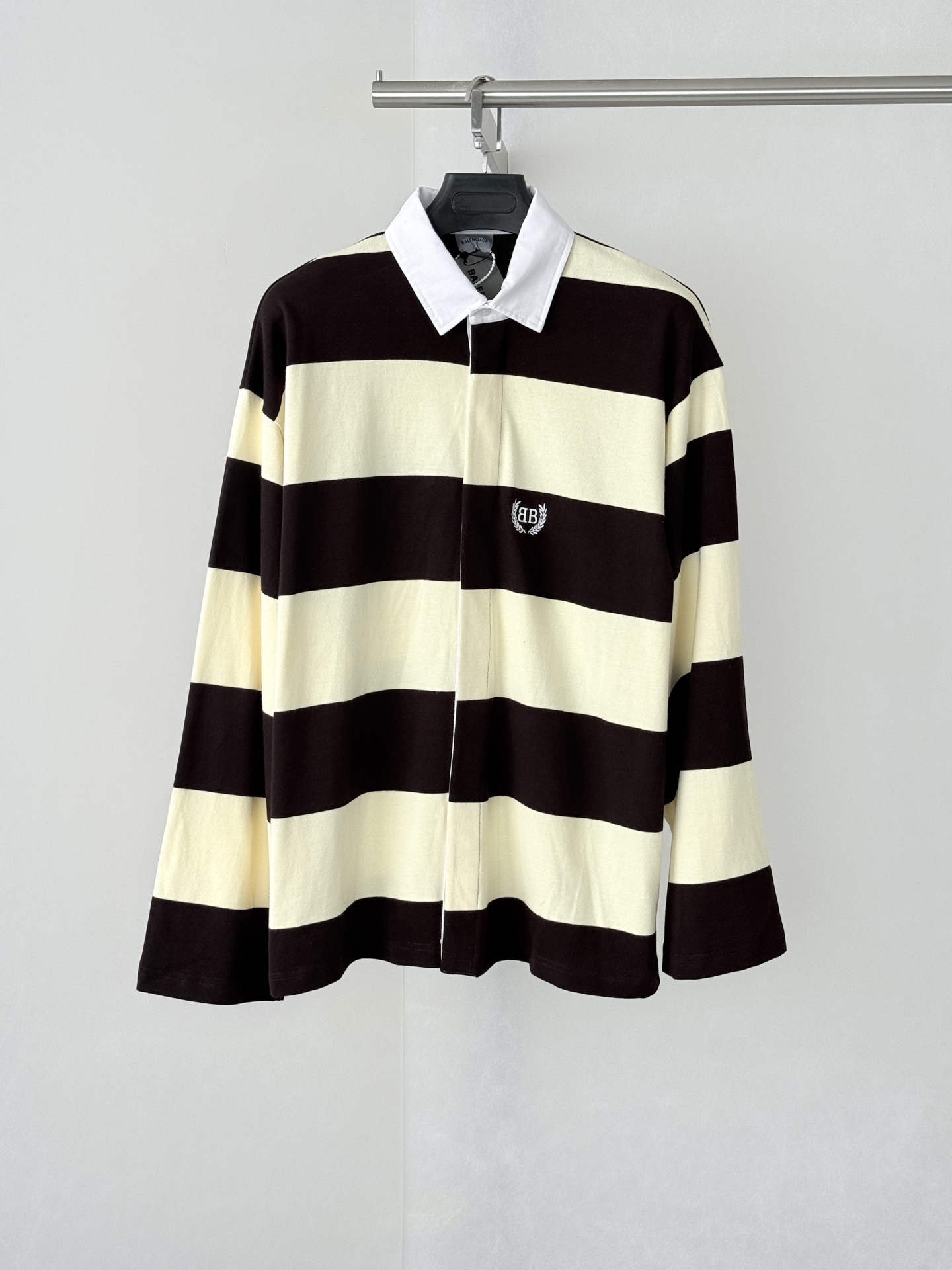 P220 Balenciag*/Paris Polo de rugby a rayas con bordado de orejas de trigo de manga larga. La tela está tejida y teñida…