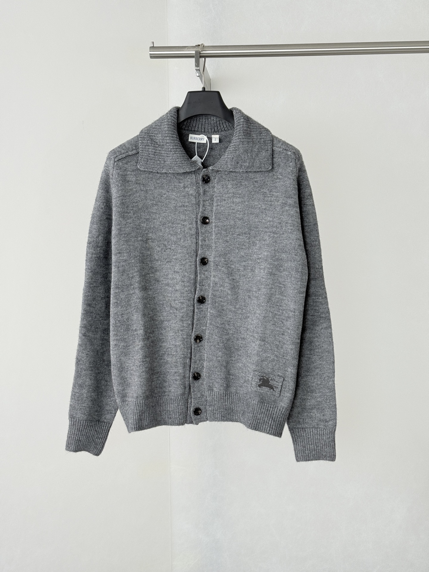 P210 Cárdigan de punto con solapa en jacquard y logo del caballo de guerra de Burberr*/Burberry. A partir del teñido pe…