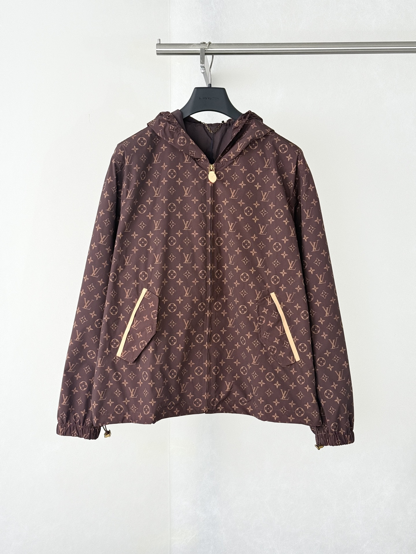P280 1V/路易 FW26 Monogram满印拼皮连帽风衣夹克外套 原版购入全件开模开发，面料定织，老花印花单独开版调色，严控花型缩放、间距，整件衣身、帽子部位印花精准对位，色调还原原版 全套拉链五金独立开模，金色圆形吊坠细节完整复…