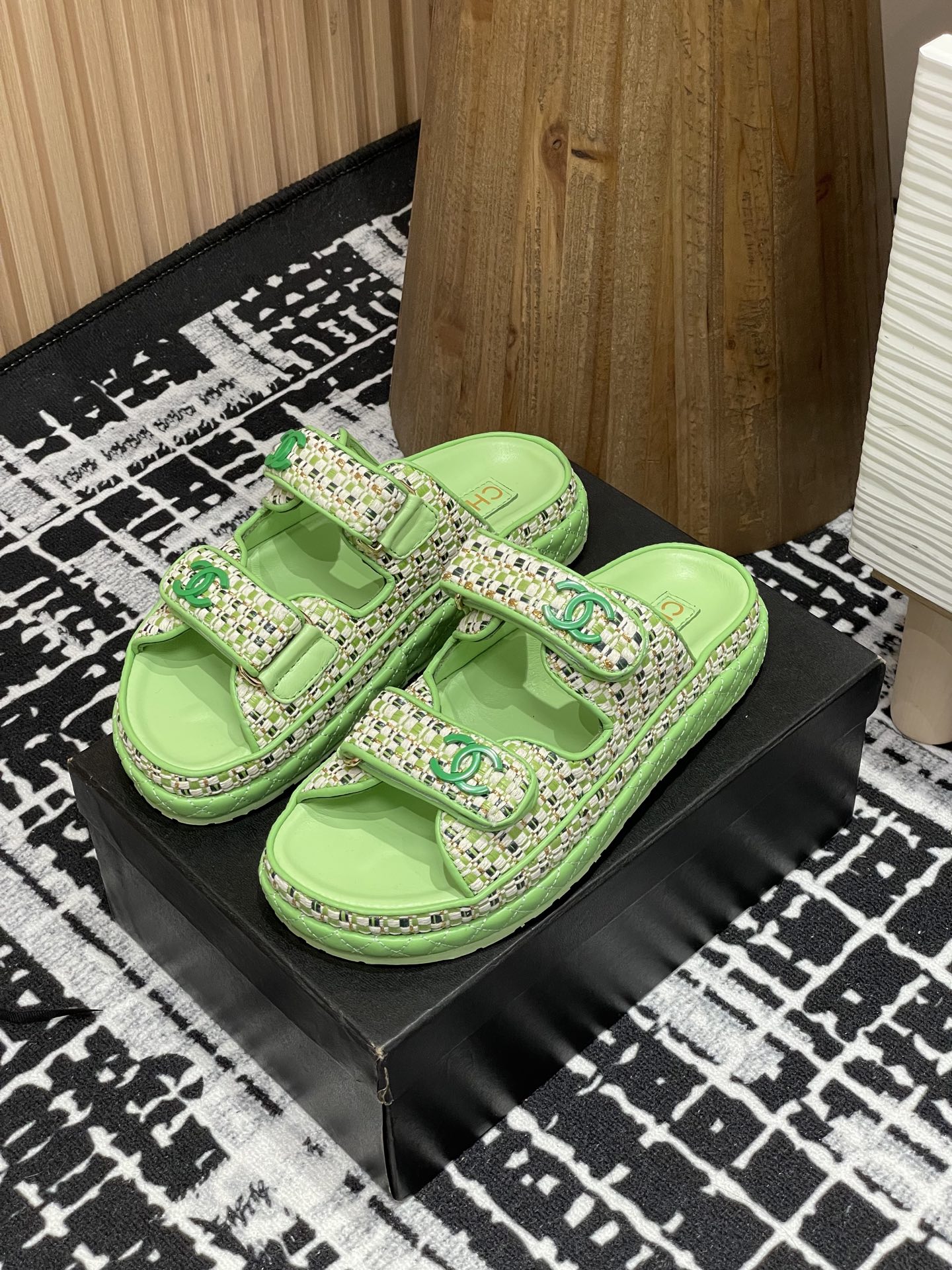 NO:165957,- 25Ss Spring and Summer New Chanel Little Flavor Velcro Braided Beach Sandals The summer dopamine mix-and-match items continue to highlight the brand's design philosophy. This pair of sandals draws rich inspiration from the sports world, adopts thick sole and magic tape design, highlighting a unique personality style. Upper woven sheepskin edge, inner lining, rubber foam sole, size 35-39 (40, 41 customization), sandals, chanel, sandals, slippers, sheepskin19860909- 25Ss春夏新款Chanel小香魔术贴编织面沙滩凉拖鞋 夏日多巴胺混搭风格的单品继续彰显品牌的设计理念.这双凉鞋从体育界汲取丰富灵感,采用厚底和魔术粘带设计,彰显别具一格的个性风范. 鞋面编织面羊皮包边 内里羊皮内里 鞋底橡胶发泡大底 码数35-39（40,41定制）,凉鞋,chanel,sandals,slippers,sheepskin,Women's Shoes