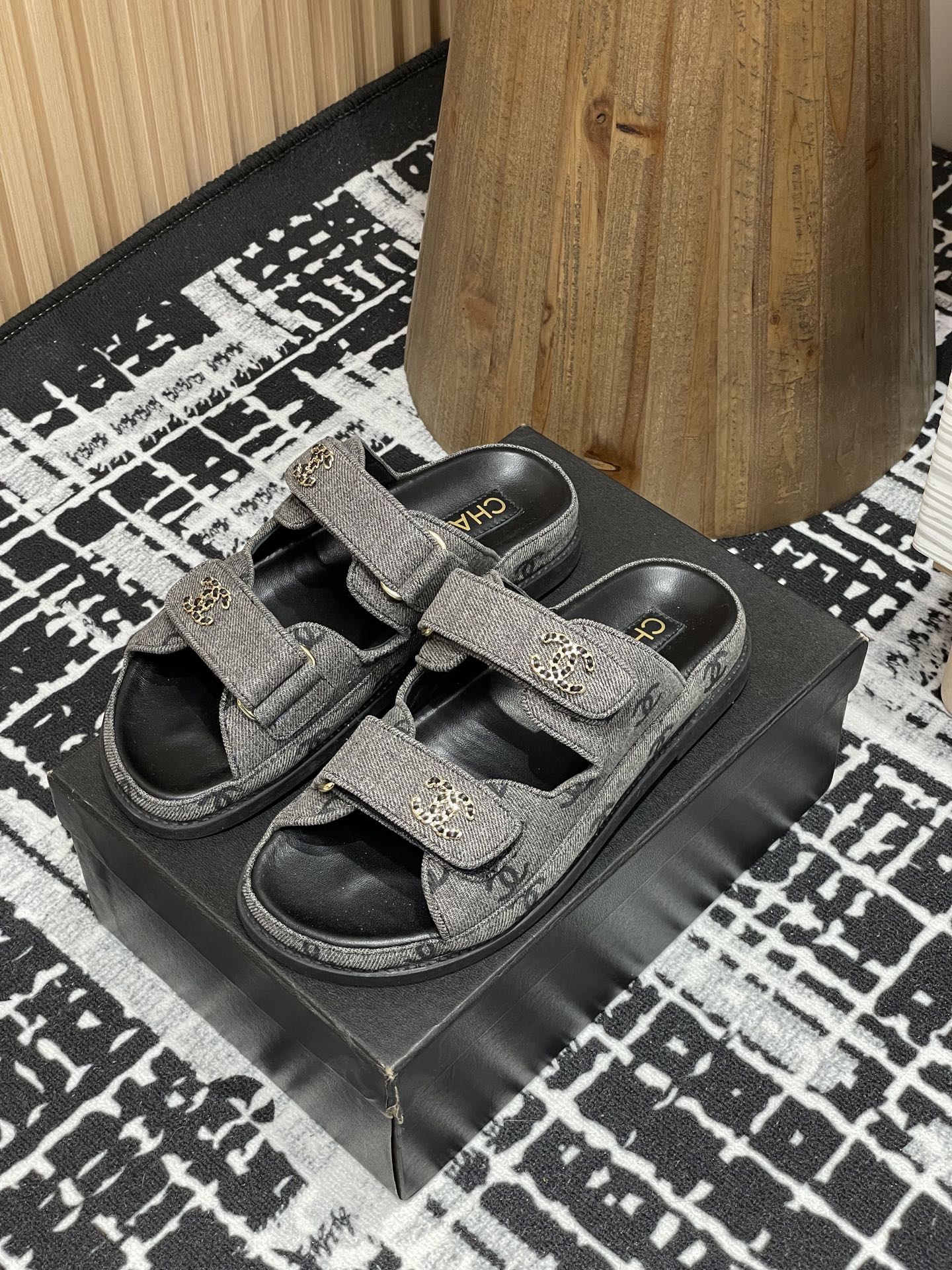 NO:165965,- 25Ss Spring and Summer New Chanel Little Flavor Velcro Denim Beach Slippers Double C Graffiti Denim Beach Slippers are named by major bloggers. I am really super in love with it. It looks beautiful and looks like a variety of combinations. It can be worn casually and can be used firmly. Velcro is very convenient to wear. This series is available for sale now!  Upper denim inner lining sheepskin inner lining rubber foam sole size 35-39 (40,41 customized), sandals, chanel, sandals, slippers, sheepskin19860909- 25Ss春夏新款Chanel小香魔术贴牛仔布沙滩凉拖鞋 双C涂鸦牛仔布被各大博主点名沙滩拖鞋真的是超级爱了,上脚无敌好看简直万种搭配,随意穿搭拿捏的稳稳的,魔术贴f穿着非常方便 hold的各种穿搭场合,本系列现已登陆发售！ 鞋面牛仔布 内里羊皮内里 鞋底橡胶发泡大底 码数35-39（40,41定制）,凉鞋,chanel,sandals,slippers,sheepskin,Women's Shoes