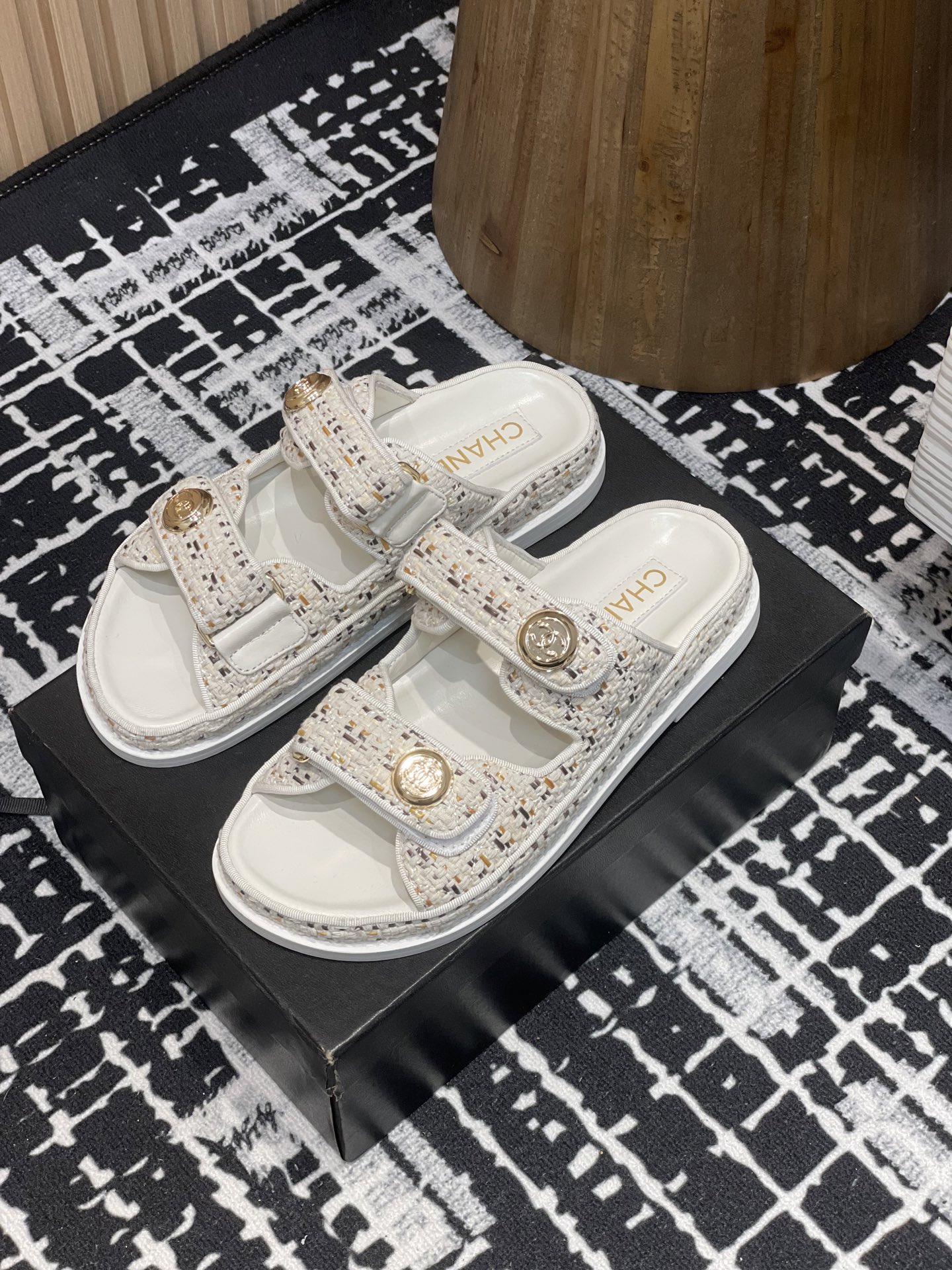 NO:165968,- 25Ss Spring and Summer New Chanel Little Flavor Velcro Beach Slippers Summer Dopamine Beach Slippers are named by major bloggers. Beach Slippers are really loved. They are invincible and beautiful on their feet. They are so beautiful that they can be used to wear them at will. They can be used to keep them safely. Velcro is very easy to wear. Various dressing occasions are available for various dressing occasions. This series is now available for sale!  Original fabric of upper, inner lining, rubber foam sole, size 35-39 (40,41 customized), sandals, chanel, sandals, slippers, sheepskin19860909- 25Ss春夏新款Chanel小香魔术贴沙滩凉拖鞋 夏日多巴胺沙滩鞋被各大博主点名沙滩拖鞋真的是超级爱了,上脚无敌好看简直万种搭配,随意穿搭拿捏的稳稳的,魔术贴f穿着非常方便 hold的各种穿搭场合,本系列现已登陆发售！ 鞋面原版布料 内里羊皮内里 鞋底橡胶发泡大底 码数35-39（40,41定制）,凉鞋,chanel,sandals,slippers,sheepskin,Women's Shoes