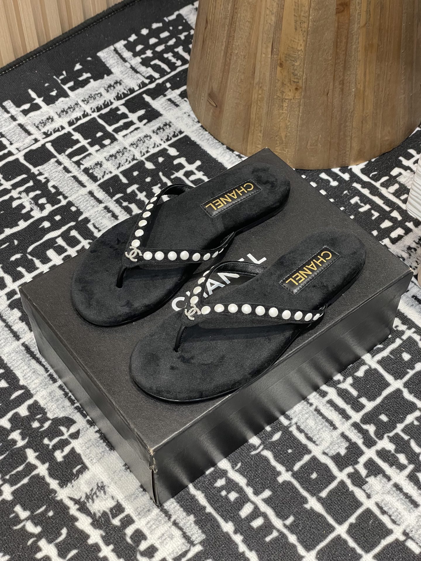 NO:165953,- 25Fw Summer New Chane* Small Fragrance Chain Pearl Rhinestone Flip Flops Kids are the standard summer!  Simple flip-flops can actually look so beautiful, Grandma Xiang is indeed extraordinary. She gives you a lazy and rich feeling!  You deserve it!  Material velvet/denim Sole Italian leather sole Size 35-39 (40,41 custom made without return), slippers, chanel, slippers19860909- 25Fw夏季新款Chane*小香链条珍珠水钻夹脚人字拖鞋 人字拖孩就是夏天的标配！简单的人字拖居然能做到这么好看,香奶奶果然不一般.上脚给到你慵懒又富贵的感觉！你值得拥有呀！ 材质丝绒/牛仔布 鞋底意大利真皮鞋底 码数35-39（40,41定制不退换）,拖鞋,chanel,slippers,Women's Shoes