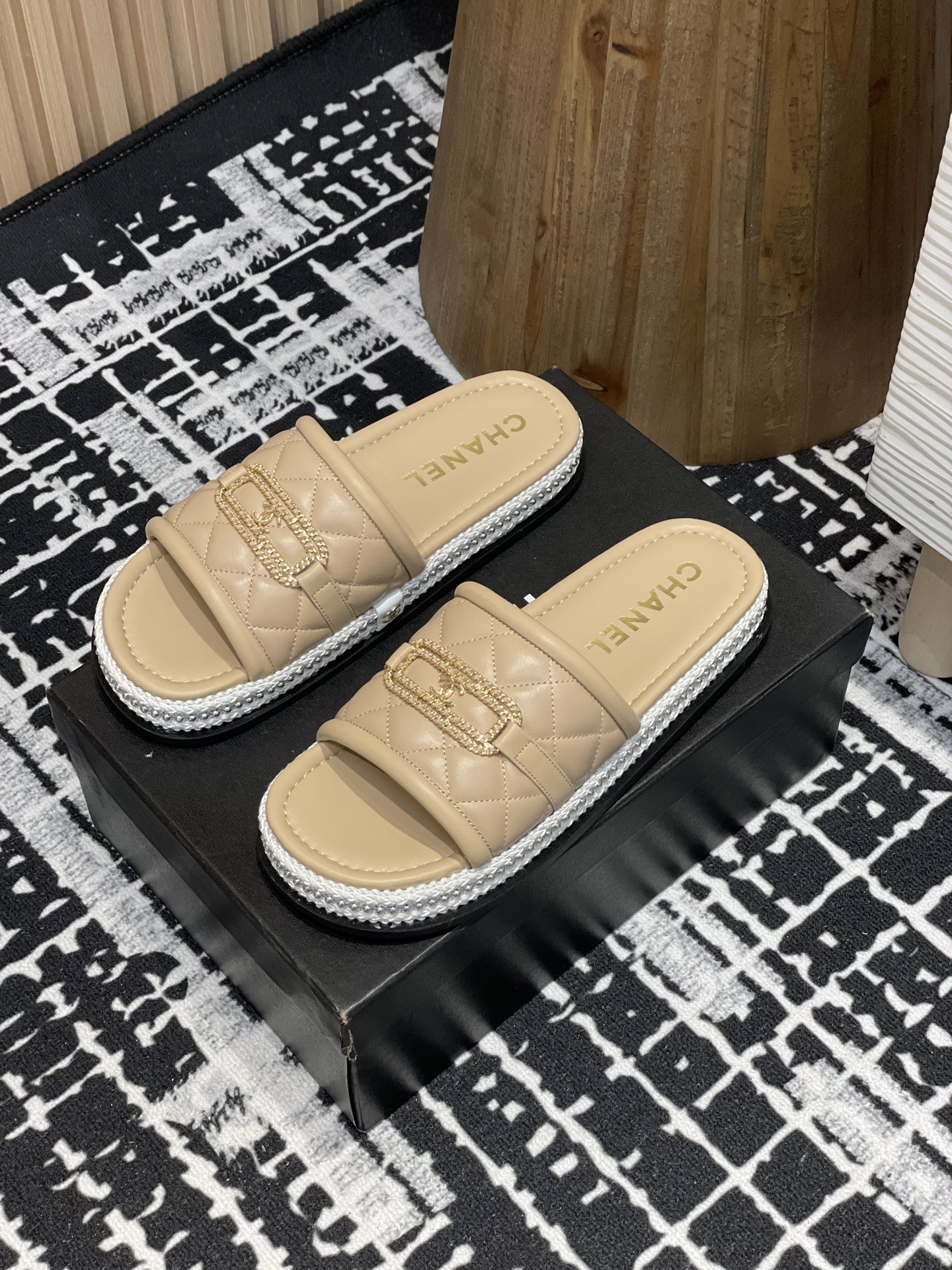 NO:165955,- 25Ss Spring and Summer New Chane* Small Sweet Ringtone Grass Wearing Hemp Rope Slippers Diamond Chain Double C Lazy Slippers Straw Wearing Pearl Circle Edge Xiang Grandma's usual elegant and famous temperament is full of high-end feel!  It’s very nice to wear barefoot or paired with skirts or trousers, it’s very versatile!  Invincible beauty!  Special fairy, girlish, upper: imported lambskin/chain, inner foot pad: mixed-bred sheepskin, rubber non-slip sole, size 35-39 (customized by 40/41), slippers, chanel, slippers, espadrilles, skirts, sheepskin19860909- 25Ss春夏新款Chane*小香菱格草编麻绳拖鞋 菱格链条双C懒人拖鞋草编珍珠圈边香奶奶家一贯的优雅名媛气质高级感十足！上脚非常nice～ 不管光脚穿或搭配裙装、裤装、都非常百搭！无敌美！特别仙 少女感爆棚 鞋面:进口小羊皮/链条 内里垫脚:混种羊皮 鞋底橡胶防滑大底 码数35-39（40/41定制）,拖鞋,chanel,slippers,espadrilles,skirts,sheepskin,Women's Shoes