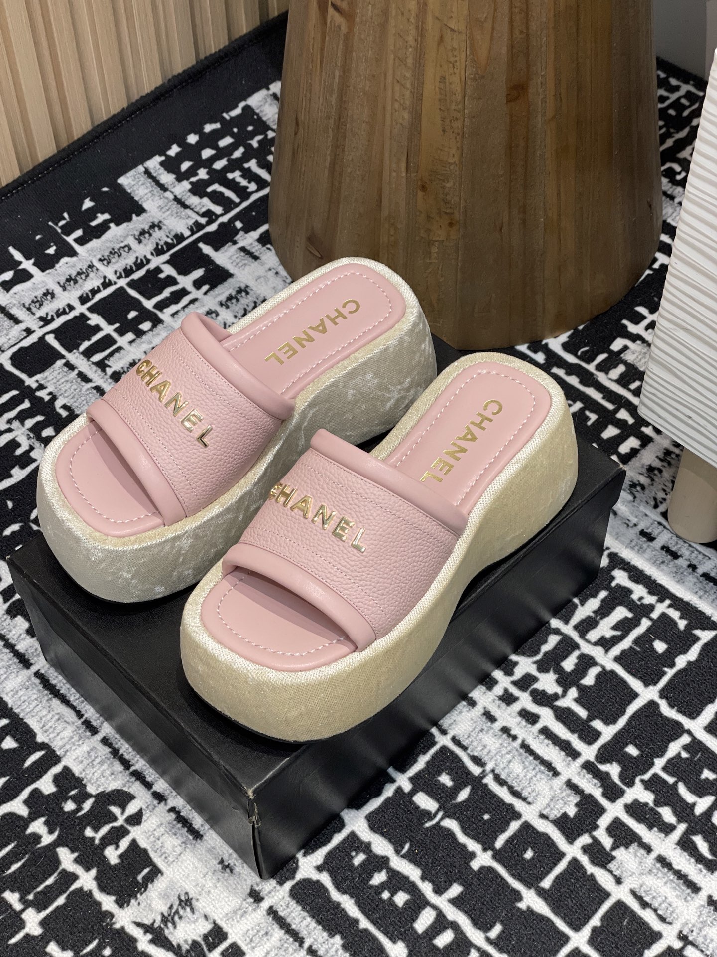 NO:165938,- 25Fw spring and summer new chane* letter buckle thick-soled slippers. A versatile sandals that are not worn with wear. Super classic hardware letter buckle. 6.5 thick sole adds bricks and tile. Long legs make you feel easy to grasp!  With exquisiteness in leisure, a sure-hold temperament, this year's beautiful spring and summer bonus treasure!  Upper lambskin inner sheepskin inner heel height 6.5cm sole rubber non-slip sole size 35-39 (40,41 custom made without return), slippers, chanel, slippers, sheepskin19860909- 25Fw春夏新款小香新款chane*字母扣厚底拖鞋 穿不腻的百搭凉拖 超经典五金字母扣 .6.5的厚底添砖加瓦 大长腿即视感轻松拿捏！休闲中带着精致 气质拿捏稳妥 今年春夏绝美加分宝藏！ 鞋面小羊皮 内里羊皮内里 跟高6.5cm 鞋底橡胶防滑大底 码数35-39（40,41定制不退换）,拖鞋,chanel,slippers,sheepskin,Women's Shoes