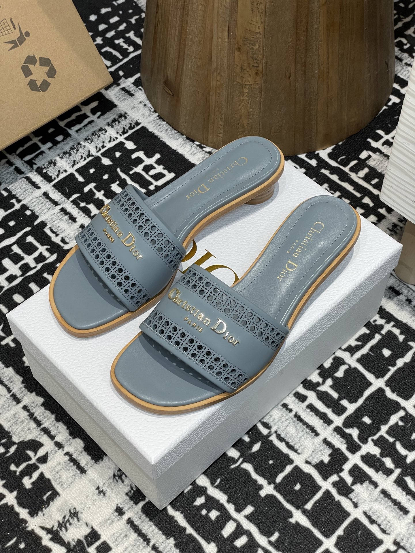 NO:165952,- 25Ss Spring and Summer New Dior D-Lane Sandals Small Round Heel Hollow Slippers This D-Lane Sandals highlights the classic style. The black cowhide upper displays hollow rattan plaid pattern and is decorated with a golden metallic Christian Dior Paris logo, showing fashion temperament. The padded leather inner sole creates a comfortable wearing experience, and the simple design is easy to put on and take off, creating a casual look. Upper calf leather inner sheepskin inner heel height 3cm sole Italian genuine leather sole size 35-39 (34, 40, 41, 42, 43 customized non-return and exchange), slippers, dior, slippers, cowhide, sheepskin19860909- 25Ss春夏新款Dior D-Lane 凉拖小圆跟一字镂空拖鞋 这款 D-Lane 凉拖彰显经典风格.黑色牛皮革鞋面,展示镂空藤格纹图案,饰以金色饰面金属 Christian Dior Paris 标志,彰显时尚气质.加垫皮革内底打造舒适的穿着体验,简约的设计便于穿脱,打造休闲的造型. 鞋面小牛皮 内里羊皮内里 跟高3cm 鞋底意大利真皮鞋底 码数35-39（34,40,41,42,43定制不退换）,拖鞋,dior,slippers,cowhide,sheepskin,Women's Shoes