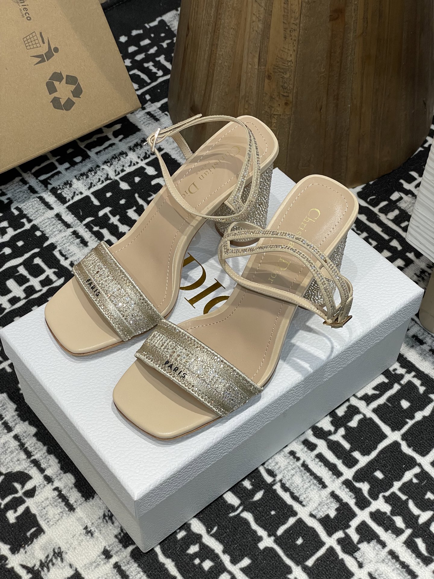 NO:165971,- 25p summer new Dio* diamond heel square toe high heel sandals with diamond-scalding thick heel sandals This Dway cotton strap sandals reinterprets classic items in a modern style. It is carefully crafted with iron diamonds, embroidered with metallic gloss thread, and the upper is embroidered with Christian Dio* Paris logo embroidery, and the square toe is matched with square toe toe to highlight the fashionable style. The cylindrical heel design combines iron diamond design, making it more exquisite and fashionable. Upper embroidery hot diamond upper inner sheepskin inner foot pad heel height 10cm sole genuine leather sole size 35-39 (34, 40, 41, 42, 43 customized non-return and exchange), sandals, dior, sandals, sheepskin19860909- 25p夏季新款Dio*钻跟方头高跟凉鞋烫钻粗跟凉鞋 这款 Dway 棉质带跟凉拖融入现代风格重新诠释经典单品.采用烫钻精心制作,饰以金属光泽线刺绣,鞋面饰以 Christian Dio* Paris 标志刺绣,搭配方形鞋头彰显时髦风范.圆柱形鞋跟设计融合烫钻设计,更显精致时尚. 鞋面刺绣烫钻鞋面 内里羊皮内里垫脚 跟高10cm 鞋底真皮鞋底 码数35-39（34,40,41,42,43定制不退换）,凉鞋,dior,sandals,sheepskin,Women's Shoes