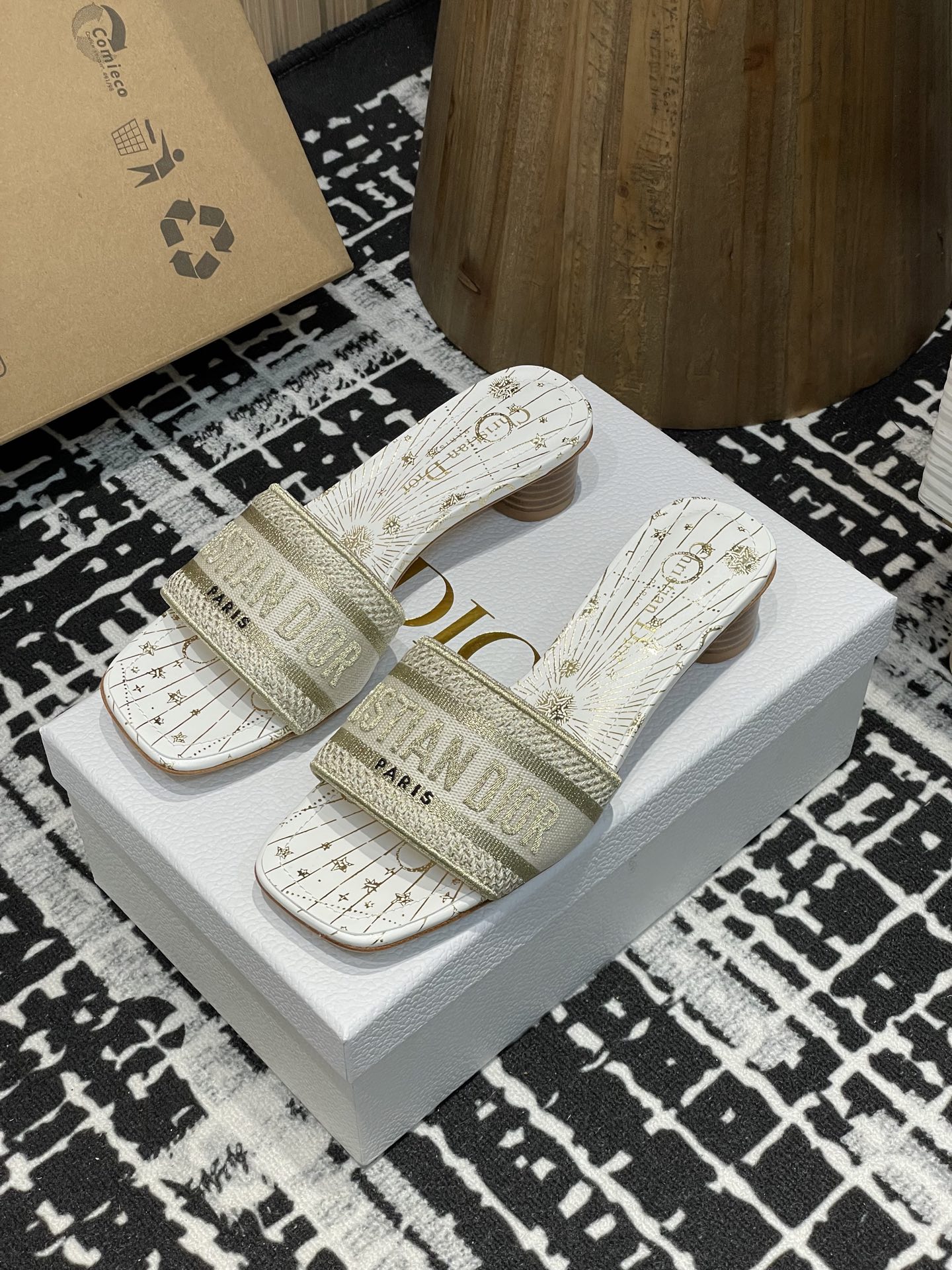 NO:235342,Flat-high heels - 25ss summer new Dior Dway thick-heeled electric-embroidered sandals latest color matching This Dway heeled sandals is a timeless classic item, decorated with a white background multi-color Papillon Juyi print designed by Pietro Ruffo, interpreting exquisite butterfly and floral patterns with elegant and dreamy design. The cotton upper is embroidered with Christian Dior Paris logo embroidery, which is recognizable, and the square toe adds a stylish charm. It is more refined with a 3.5 cm cylindrical heel, adding a stylish atmosphere to various shapes. It can be matched with other Papillon Juyi print items in the series to create matching shapes. The upper is embroidered with Christian Dior Paris logo embroidered by Papillon  Juyi printed leather insole Cowhide leather sole engraved with Christian Dior Lucky Star symbol made in Italy Upper Original embroidered upper Inner sheepskin inner footbed Heel high flat/thick heel 3.5cm Sole genuine leather sole Size 35-39 (34, 40, 41, 42, 43 Customized non-return), slippers, dior, slippers, cowhide, sheepskin19860909平底-高跟- 25ss夏季新款Dior Dway粗跟电绣一字凉拖鞋最新配色 这款 Dway 带跟凉拖是一款历久弥新的经典单品,饰以彼得罗·鲁福(Pietro Ruffo)设计的白色底色多色Papillon 茹伊印花,以优雅而梦幻的设计演绎精致的蝴蝶和花卉图案.棉质鞋面,饰以 Christian Dior Paris标志刺绣,富有辨识度,方形鞋头更添时尚魅力.搭配3.5厘米圆柱形鞋跟更显精致,为各式造型增添时尚气息,可与该系列的其他Papillon 茹伊印花单品搭配,打造配套造型. 鞋面饰以 Christian Dior Paris 标志刺绣 Papillon 茹伊印花皮革内底 牛皮革鞋底镌刻有Christian Dior的幸运星符号意大利制造 鞋面原版刺绣鞋面 内里羊皮内里垫脚 跟高平底/粗跟3.5cm 鞋底真皮鞋底 码数35-39（34,40,41,42,43定制不退换）,拖鞋,dior,slippers,cowhide,sheepskin,Women's Shoes