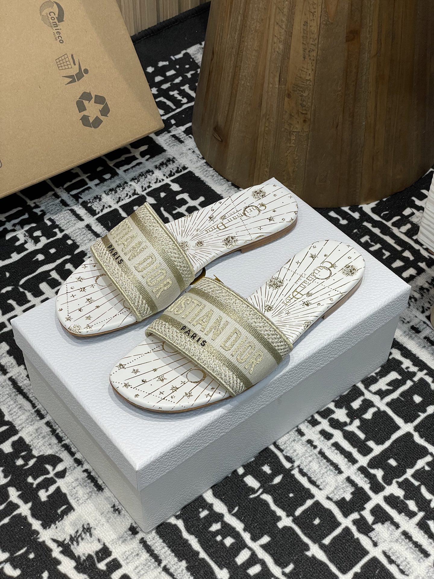 NO:235344,Flat-high heels-25ss summer new Dior Dway thick-heeled electric-embroidered sandals latest color matching This Dway heeled sandals is a timeless classic item, decorated with a white background multi-color Papillon Juyi print designed by Pietro Ruffo, interpreting exquisite butterfly and floral patterns with elegant and dreamy design. The cotton upper is embroidered with Christian Dior Paris logo embroidery, which is recognizable, and the square toe adds a stylish charm. It is more refined with a 3.5 cm cylindrical heel, adding a stylish atmosphere to various shapes. It can be matched with other Papillon Juyi print items in the series to create matching shapes. The upper is embroidered with Christian Dior Paris logo embroidered by Papillon  Juyi printed leather insole Cowhide leather sole engraved with Christian Dior Lucky Star symbol made in Italy Upper Original embroidered upper Inner sheepskin inner footbed Heel high flat/thick heel 3.5cm Sole genuine leather sole Size 35-39 (34, 40, 41, 42, 43 Customized non-return), slippers, dior, slippers, cowhide, sheepskin19860909平底-高跟- 25ss夏季新款Dior Dway 粗跟电绣一字凉拖鞋最新配色 这款 Dway 带跟凉拖是一款历久弥新的经典单品,饰以彼得罗·鲁福(Pietro Ruffo)设计的白色底色多色Papillon 茹伊印花,以优雅而梦幻的设计演绎精致的蝴蝶和花卉图案.棉质鞋面,饰以 Christian Dior Paris标志刺绣,富有辨识度,方形鞋头更添时尚魅力.搭配3.5厘米圆柱形鞋跟更显精致,为各式造型增添时尚气息,可与该系列的其他Papillon 茹伊印花单品搭配,打造配套造型. 鞋面饰以 Christian Dior Paris 标志刺绣 Papillon 茹伊印花皮革内底 牛皮革鞋底镌刻有Christian Dior的幸运星符号意大利制造 鞋面原版刺绣鞋面 内里羊皮内里垫脚 跟高平底/粗跟3.5cm 鞋底真皮鞋底 码数35-39（34,40,41,42,43定制不退换）,拖鞋,dior,slippers,cowhide,sheepskin,Women's Shoes