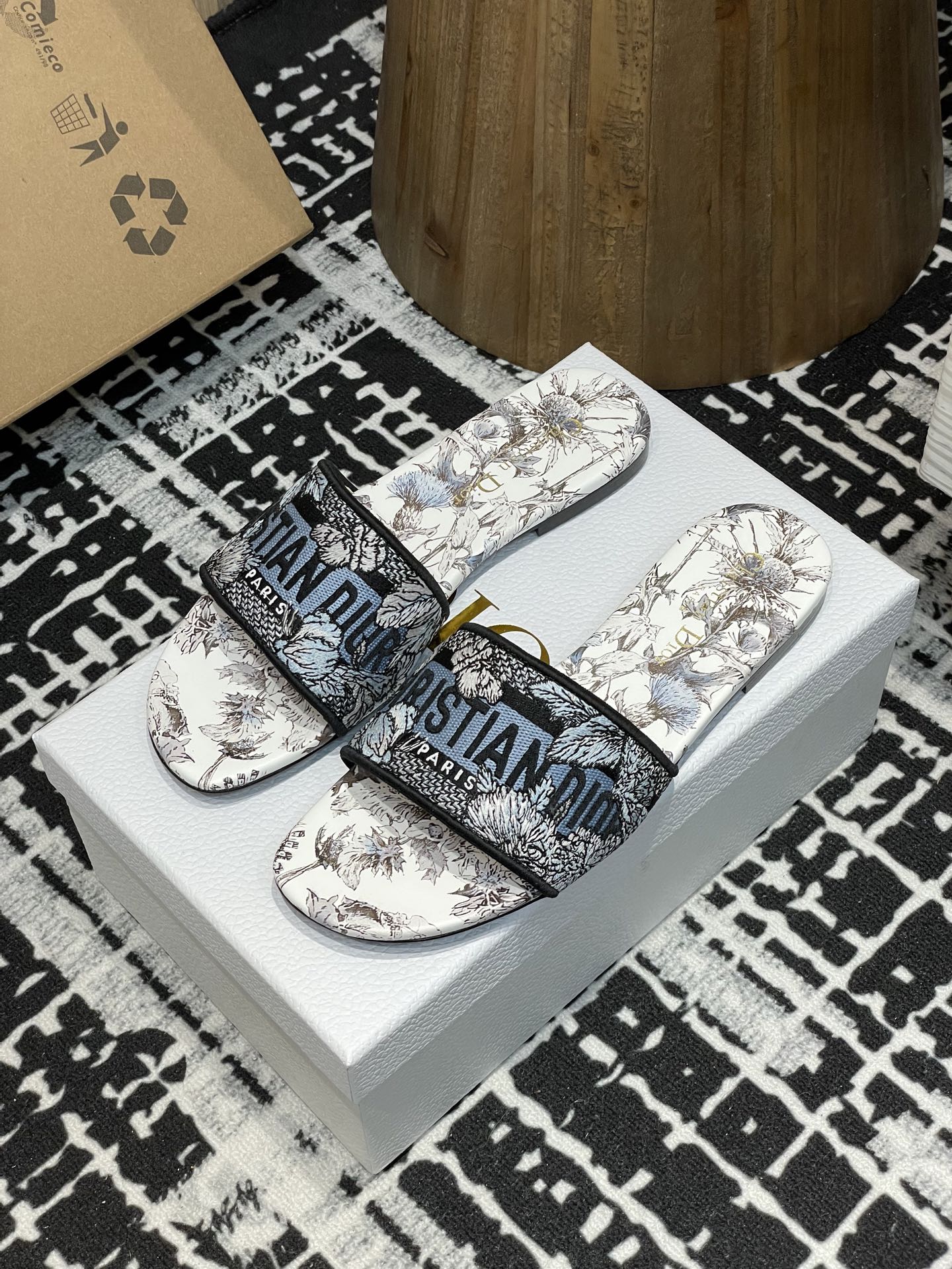 NO:235346,Flat-high heels - 25ss summer new Dior Dway thick-heeled electric-embroidered sandals latest color matching This Dway heeled sandals is a timeless classic item, decorated with a white background multi-color Papillon Juyi print designed by Pietro Ruffo, interpreting exquisite butterfly and floral patterns with elegant and dreamy design. The cotton upper is embroidered with Christian Dior Paris logo embroidery, which is recognizable, and the square toe adds a stylish charm. It is more refined with a 3.5 cm cylindrical heel, adding a stylish atmosphere to various shapes. It can be matched with other Papillon Juyi print items in the series to create matching shapes. The upper is embroidered with Christian Dior Paris logo embroidered by Papillon  Juyi printed leather insole Cowhide leather sole engraved with Christian Dior Lucky Star symbol made in Italy Upper Original embroidered upper Inner sheepskin inner footbed Heel high flat/thick heel 3.5cm Sole genuine leather sole Size 35-39 (34, 40, 41, 42, 43 Customized non-return), slippers, dior, slippers, cowhide, sheepskin19860909平底-高跟- 25ss夏季新款Dior Dway粗跟电绣一字凉拖鞋最新配色 这款 Dway 带跟凉拖是一款历久弥新的经典单品,饰以彼得罗·鲁福(Pietro Ruffo)设计的白色底色多色Papillon 茹伊印花,以优雅而梦幻的设计演绎精致的蝴蝶和花卉图案.棉质鞋面,饰以 Christian Dior Paris标志刺绣,富有辨识度,方形鞋头更添时尚魅力.搭配3.5厘米圆柱形鞋跟更显精致,为各式造型增添时尚气息,可与该系列的其他Papillon 茹伊印花单品搭配,打造配套造型. 鞋面饰以 Christian Dior Paris 标志刺绣 Papillon 茹伊印花皮革内底 牛皮革鞋底镌刻有Christian Dior的幸运星符号意大利制造 鞋面原版刺绣鞋面 内里羊皮内里垫脚 跟高平底/粗跟3.5cm 鞋底真皮鞋底 码数35-39（34,40,41,42,43定制不退换）,拖鞋,dior,slippers,cowhide,sheepskin,Women's Shoes