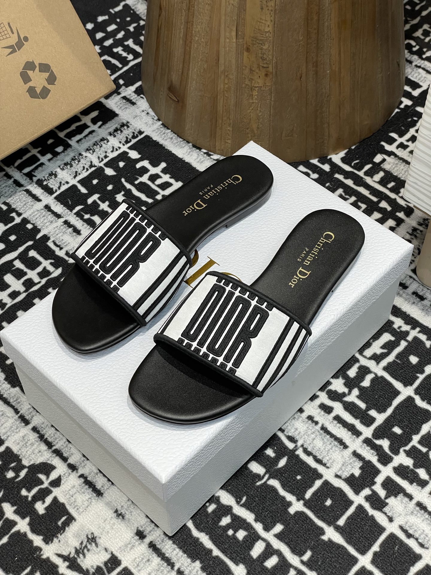 NO:235348,Flat-high heels-25ss summer new Dior Dway butterfly embroidered thick heel electric-embroidered sandals latest color matching This Dway cotton sandals is a classic item. The black and white cotton embroidered upper is decorated with Christian Dior Papillon pattern, which interprets the special theme of this season in a graphic style. The design is simple and can be put on and off easily to create a delicate casual look. The square toe adds a more stylish charm. It is paired with a 3.5 cm cylindrical heel, adding a stylish atmosphere to all styles. The upper is embroidered with Christian Dior logo embroidered with Christian Dior's lucky star symbol made in Italy. The upper is original embroidered upper inner sheepskin inner lining foot pad  Heel high flat/thick heel 3.5cm sole genuine leather sole size 35-39 (34, 40, 41, 42, 43 custom-made non-return and exchange), slippers, dior, slippers, cowhide, sheepskin19860909平底-高跟- 25ss夏季新款Dior Dway蝴蝶刺绣粗跟电绣一字凉拖鞋最新配色 这款 Dway 棉质凉拖是一款经典单品.黑色和白色棉质刺绣鞋面饰以Christian Dior Papillon图案,以图形风格演绎本季的特色主题.设计简约,可轻松穿脱 打造精致的休闲造型. 方形鞋头更添时尚魅力.搭配3.5厘米圆柱形鞋跟更显精致,为各式造型增添时尚气息. 鞋面饰以 Christian Dior Paris 标志刺绣 Papillon 茹伊印花皮革内底 牛皮革鞋底镌刻有Christian Dior的幸运星符号意大利制造 鞋面原版刺绣鞋面 内里羊皮内里垫脚 跟高平底/粗跟3.5cm 鞋底真皮鞋底 码数35-39（34,40,41,42,43定制不退换）,拖鞋,dior,slippers,cowhide,sheepskin,Women's Shoes