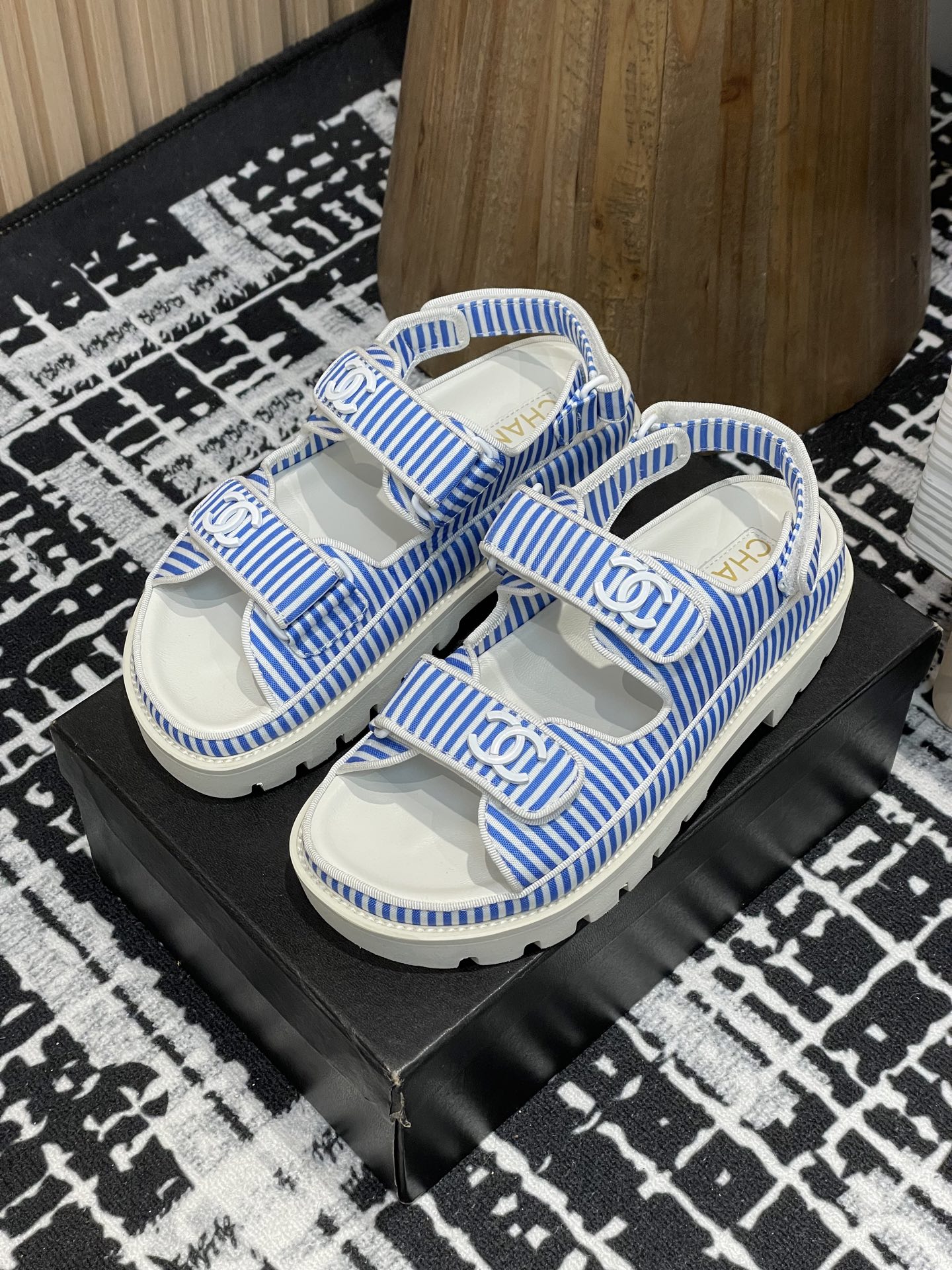 NO:165974,- 25Ss Spring and Summer New Chanel Small Flavor Velcro Striped Sponge Cake Sole Beach Sandals Thick-soled Sandals Summer Dopamine Beach Shoes are named by major bloggers Beach Slippers are really loved. They are invincible and beautiful on their feet, and they are so beautiful that they can be used to wear them at will. They can be used to keep them safely. Velcro F is very easy to wear. This series is now available for sale!  Original fabric of upper, inner lining, rubber foam sole, size 35-39 (40,41 customized), sandals, chanel, sandals, slippers, sheepskin19860909- 25Ss春夏新款Chanel小香魔术贴条纹松糕底沙滩凉拖鞋厚底凉鞋 夏日多巴胺沙滩鞋被各大博主点名沙滩拖鞋真的是超级爱了,上脚无敌好看简直万种搭配,随意穿搭拿捏的稳稳的,魔术贴f穿着非常方便 hold的各种穿搭场合,本系列现已登陆发售！ 鞋面原版布料 内里羊皮内里 鞋底橡胶发泡大底 码数35-39（40,41定制）,凉鞋,chanel,sandals,slippers,sheepskin,Women's Shoes