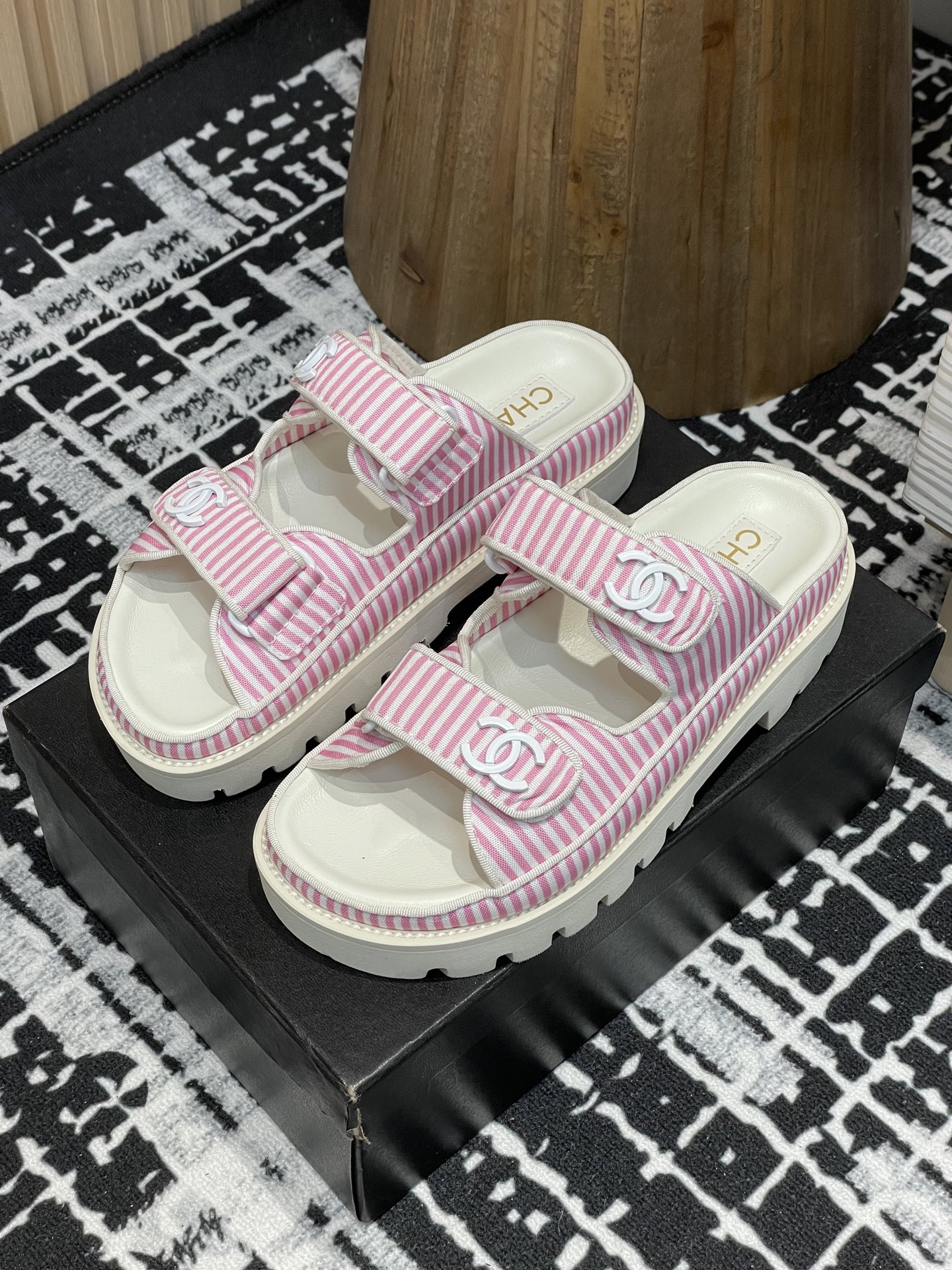 NO:165977,- 25Ss Spring and Summer New Chanel Small Flavor Velcro Powder Solved Beach Slippers Thick-soled Sandals Summer Dopamine Beach Shoes are named by major bloggers Beach Slippers are really loved. They are invincible and beautiful on their feet, and they are so beautiful that they can be used to wear them at will. They can be used to keep them safely. Velcro F is very easy to wear. This series is now available for sale!  Original fabric of upper, inner lining, rubber foam sole, size 35-39 (40,41 customized), sandals, chanel, sandals, slippers, sheepskin19860909- 25Ss春夏新款Chanel小香魔术贴松糕底沙滩凉拖鞋厚底凉鞋 夏日多巴胺沙滩鞋被各大博主点名沙滩拖鞋真的是超级爱了,上脚无敌好看简直万种搭配,随意穿搭拿捏的稳稳的,魔术贴f穿着非常方便 hold的各种穿搭场合,本系列现已登陆发售！ 鞋面原版布料 内里羊皮内里 鞋底橡胶发泡大底 码数35-39（40,41定制）,凉鞋,chanel,sandals,slippers,sheepskin,Women's Shoes