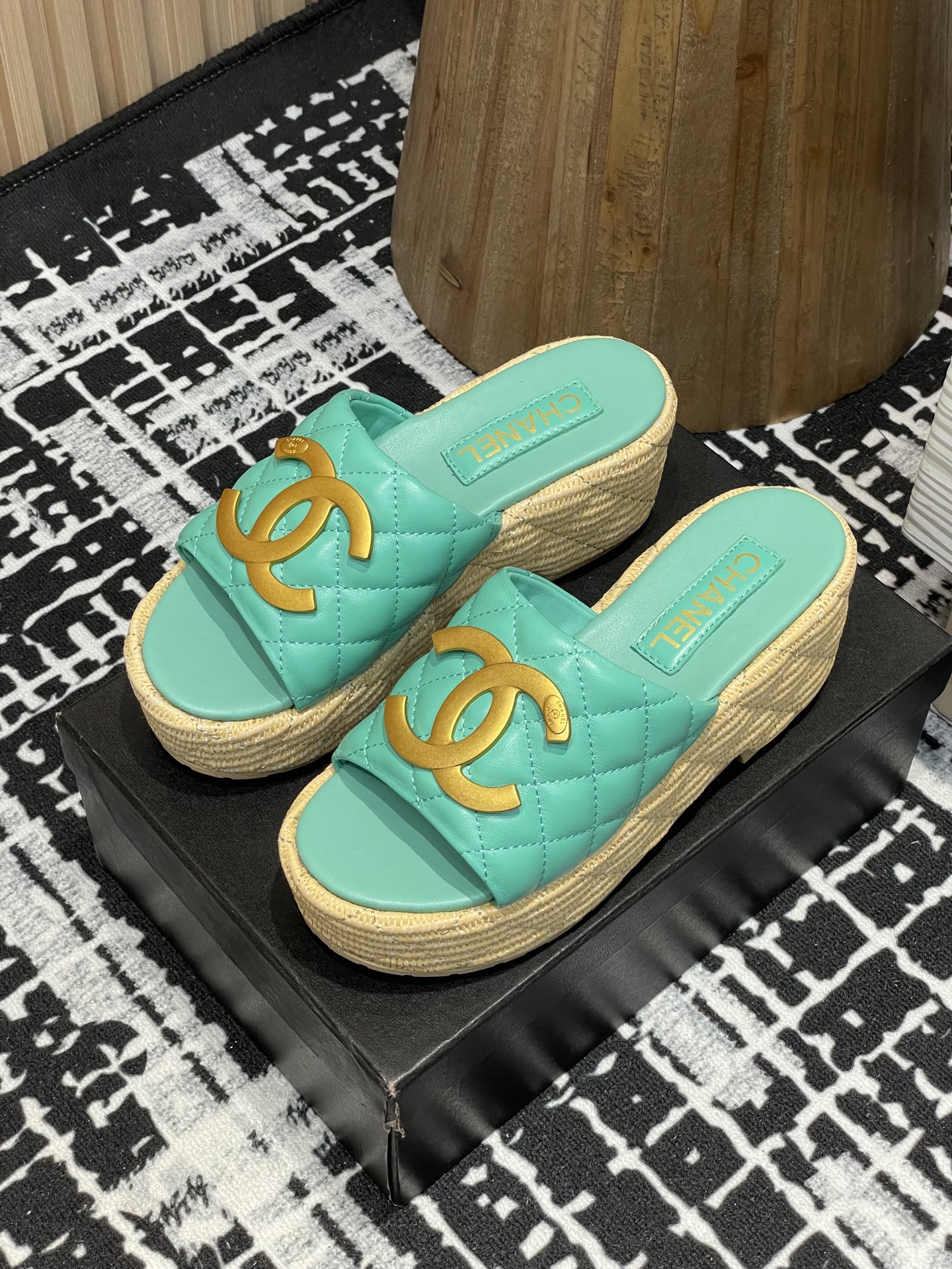 NO:165954,- 25Fw Xiaoxiang new chane* diamond double C big gold buckle thick-soled slippers. A versatile sandals that are not worn with wear. Super classic large double C. 6.5 thick sole adds bricks and tiles. The long legs make you feel easy to grasp!  With exquisiteness in leisure, a sure-hold temperament, this year's beautiful spring and summer bonus treasure!  Upper lambskin inner sheepskin inner heel height 6.5cm sole rubber non-slip sole size 35-39 (40,41 custom made without return), slippers, chanel, slippers, sheepskin19860909- 25Fw小香新款chane*菱格双C大金扣厚底拖鞋 穿不腻的百搭凉拖 超经典大双C .6.5的厚底添砖加瓦 大长腿即视感轻松拿捏！休闲中带着精致 气质拿捏稳妥 今年春夏绝美加分宝藏！ 鞋面小羊皮 内里羊皮内里 跟高6.5cm 鞋底橡胶防滑大底 码数35-39（40,41定制不退换）,拖鞋,chanel,slippers,sheepskin,Women's Shoes