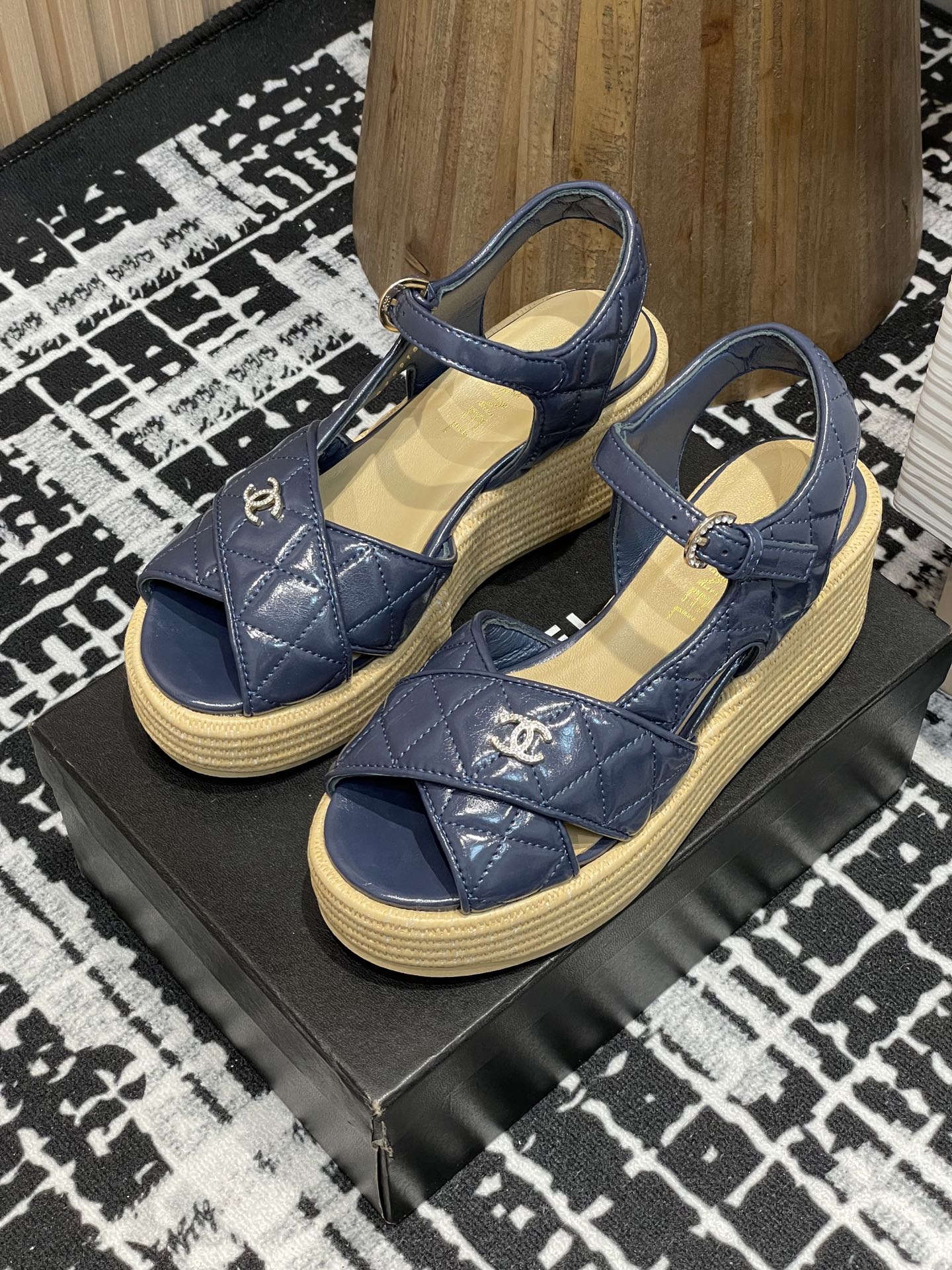 NO:165980,- 25Ss summer new Chane* small fragrant heel thick-soled diamond leather double C-diamond buckle cross sandals This style is super suitable for babies who want to look tall and thin. It is a blatant trick to become a supermodel leg in seconds. This summer must be arranged!  Upper wax leather inner sheepskin inner heel height 6.5cm size 35-39 (40 custom made without return), sandals, chanel, sandals, sheepskin19860909- 25Ss夏季新款Chane*小香坡跟厚底菱格皮面双C钻扣交叉凉鞋 这款超适合想要显高腿细的宝宝,是明目张胆的小心机 秒变超模腿这个夏天一定要安排上！ 鞋面牛蜡皮 内里羊皮内里 跟高6.5cm 码数35-39（40定制不退换）,凉鞋,chanel,sandals,sheepskin,Women's Shoes