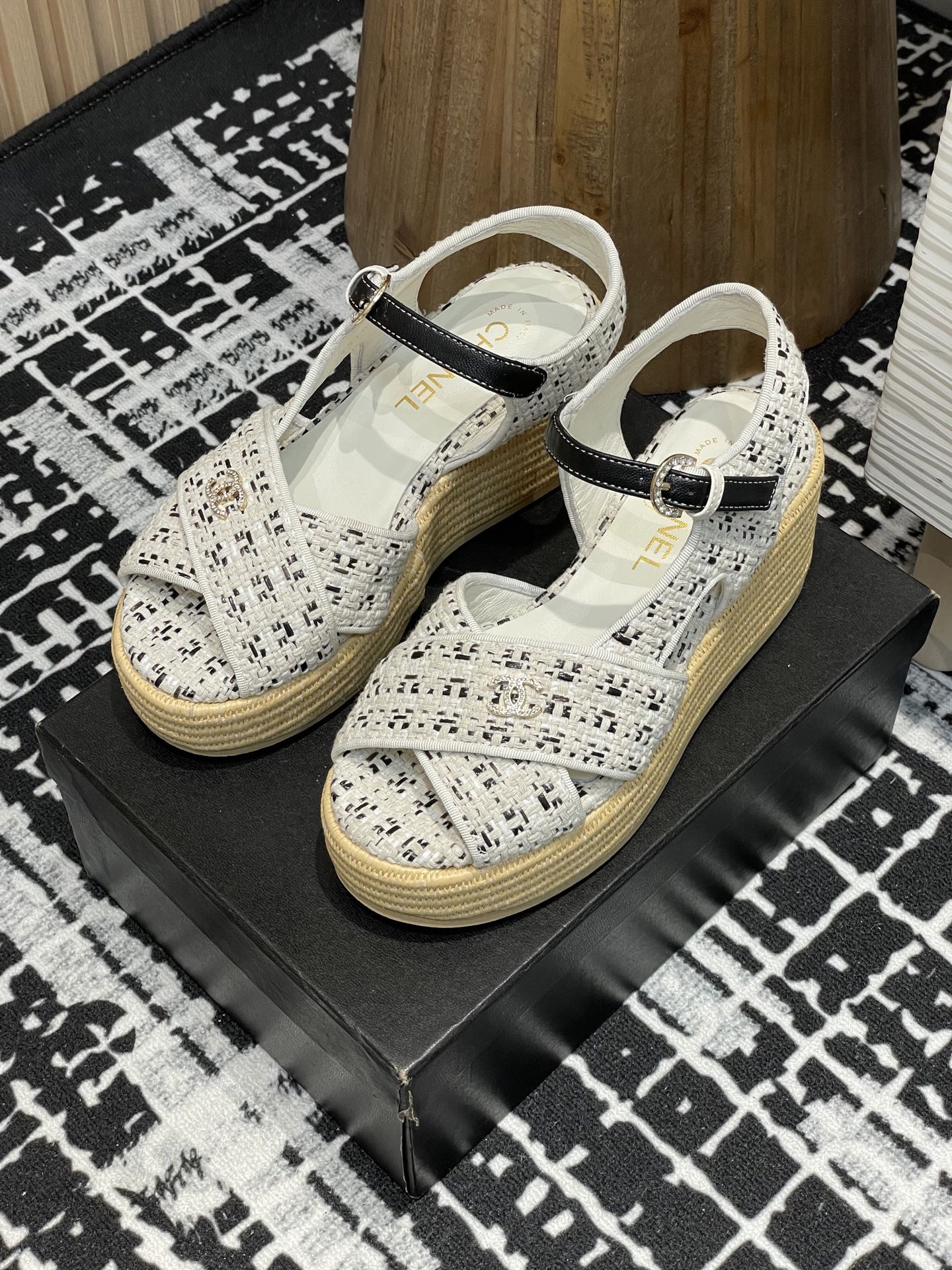 NO:165983,- 25Ss summer new Chane* small fragrant heel thick-soled diamond-shaped double C-diamond buckle cross sandals This style is super suitable for babies who want to look tall and thin. It is a blatant trick to become a supermodel leg in seconds. This summer must be arranged!  Original fabric of upper, inner lining, heel height 6.5cm, size 35-39 (40 custom made, no return or exchange), sandals, chanel, sandals, sheepskin19860909- 25Ss夏季新款Chane*小香坡跟厚底菱格布面双C钻扣交叉凉鞋 这款超适合想要显高腿细的宝宝,是明目张胆的小心机 秒变超模腿这个夏天一定要安排上！ 鞋面原版布料 内里羊皮内里 跟高6.5cm 码数35-39（40定制不退换）,凉鞋,chanel,sandals,sheepskin,Women's Shoes