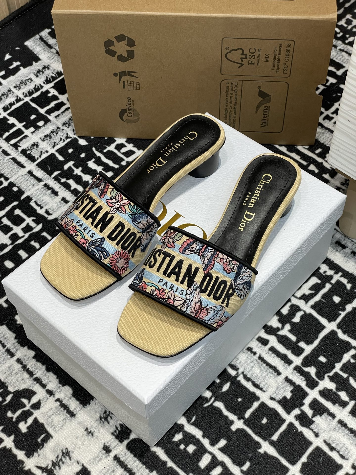 NO:235331,Flat-high heels - 25ss summer new Dior Dway thick-heeled electric-embroidered sandals latest color matching This Dway heeled sandals is a timeless classic item, decorated with a white background multi-color Papillon Juyi print designed by Pietro Ruffo, interpreting exquisite butterfly and floral patterns with elegant and dreamy design. The cotton upper is embroidered with Christian Dior Paris logo embroidery, which is recognizable, and the square toe adds a stylish charm. It is more refined with a 3.5 cm cylindrical heel, adding a stylish atmosphere to various shapes. It can be matched with other Papillon Juyi print items in the series to create matching shapes. The upper is embroidered with Christian Dior Paris logo embroidered by Papillon  Juyi printed leather insole Cowhide leather sole engraved with Christian Dior Lucky Star symbol made in Italy Upper Original embroidered upper Inner sheepskin inner footbed Heel high flat/thick heel 3.5cm Sole genuine leather sole Size 35-39 (34, 40, 41, 42, 43 Customized non-return), slippers, dior, slippers, cowhide, sheepskin19860909平底-高跟- 25ss夏季新款Dior Dway粗跟电绣一字凉拖鞋最新配色 这款 Dway 带跟凉拖是一款历久弥新的经典单品,饰以彼得罗·鲁福(Pietro Ruffo)设计的白色底色多色Papillon 茹伊印花,以优雅而梦幻的设计演绎精致的蝴蝶和花卉图案.棉质鞋面,饰以 Christian Dior Paris标志刺绣,富有辨识度,方形鞋头更添时尚魅力.搭配3.5厘米圆柱形鞋跟更显精致,为各式造型增添时尚气息,可与该系列的其他Papillon 茹伊印花单品搭配,打造配套造型. 鞋面饰以 Christian Dior Paris 标志刺绣 Papillon 茹伊印花皮革内底 牛皮革鞋底镌刻有Christian Dior的幸运星符号意大利制造 鞋面原版刺绣鞋面 内里羊皮内里垫脚 跟高平底/粗跟3.5cm 鞋底真皮鞋底 码数35-39（34,40,41,42,43定制不退换）,拖鞋,dior,slippers,cowhide,sheepskin,Women's Shoes