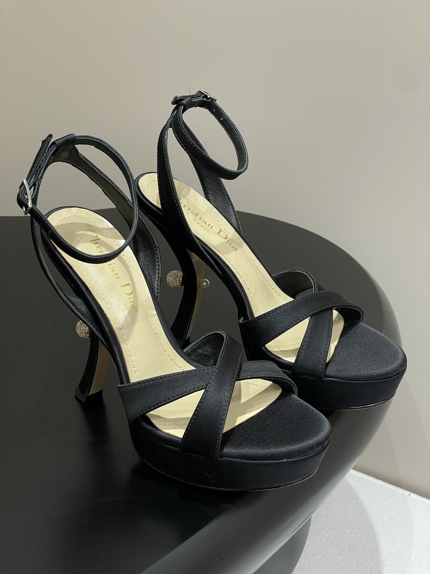 NO:235333,- 25Ss early spring new Dior Tribales waterproof sandals cross-leaf pearl heeled high heels Dio* Tribales heeled mules are a new item for autumn 2025, highlighting the charm of high order. The silk plain/suede cowhide upper is decorated with gold tones and a 12 cm comma heel with white resin beads. The beads on the back are embellished with gold tones CD logo, inspired by the earrings of the same name. The round toe is more refined and can be easily matched with various evening wear. The upper is silk satin/shearing inner lambskin Heel height 12cm (water table 2.5cm) Sole Italian leather sole Size 35-40 (41.42 custom-made without return), sandals, balenciaga, dior, sandals, high  heels,earrings,cowhide,sheepskin,real silk,silk fabric19860909- 25Ss早春新款Dior Tribales 防水台凉鞋交叉带珍珠跟高跟鞋 Dio* Tribales 带跟穆勒鞋是二零二五秋季的全新单品,彰显高订魅力.真丝素面/绒面牛皮革鞋面饰以金色调仿水晶,12厘米逗号跟搭配白色树脂珠饰.后侧珠饰点缀以金色调 CD 标志,灵感源自同名耳环.圆形鞋头更显精致,可轻松搭配各式晚装. 鞋面真丝绸缎/羊皮 内里小羊皮 跟高12cm（水台2.5cm） 鞋底意大利真皮鞋底 码数35-40（41.42定制不退换）,凉鞋,balenciaga,dior,sandals,high heels,earrings,cowhide,sheepskin,real silk,silk fabric,Women's Shoes