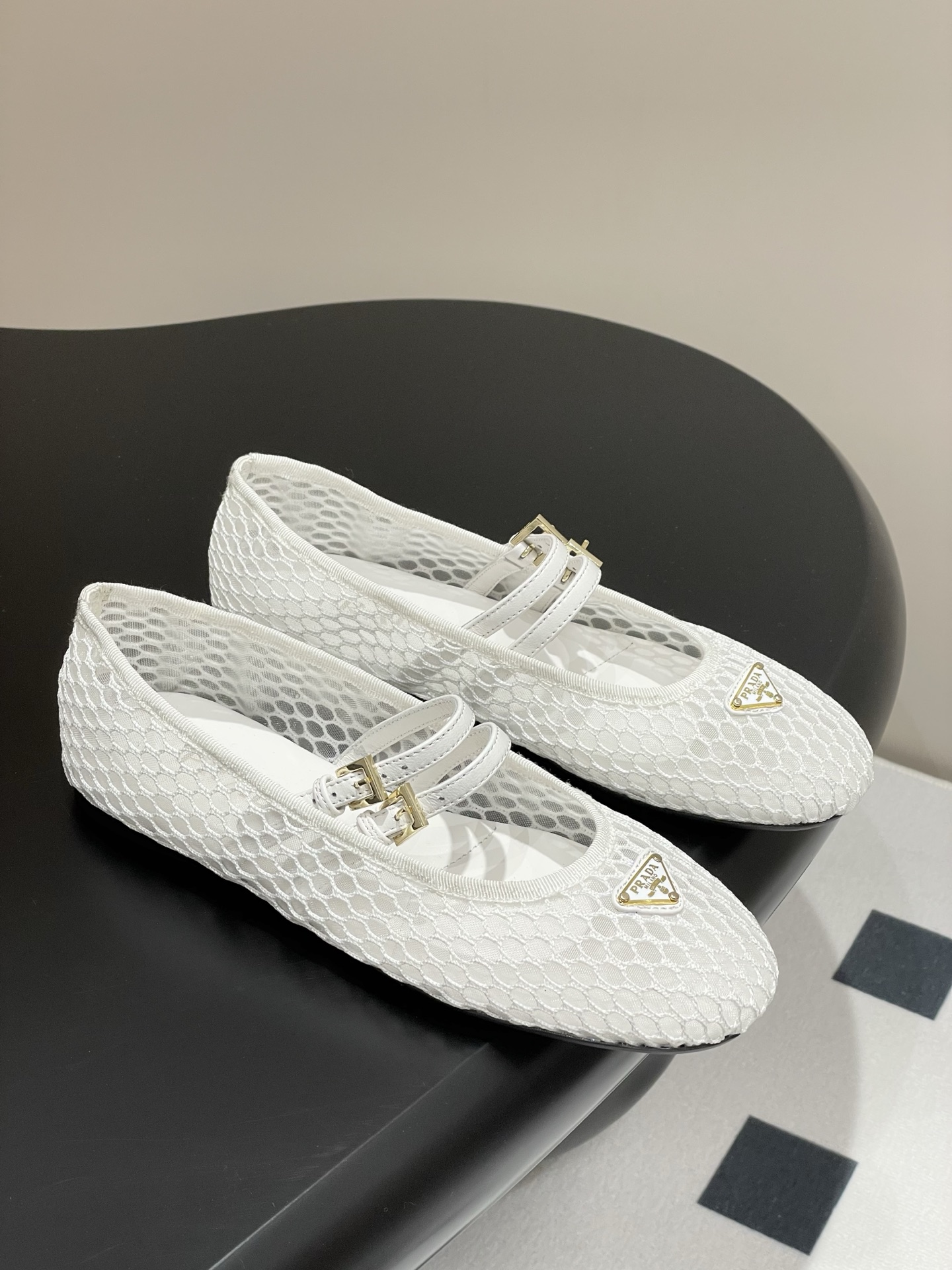 NO:669876,- Comes with airplane case 25Ss early spring new Prada mesh fabric ballet flats fishnet Mary Jane ballet flats These ballet flats have a soft silhouette and classic details, highlighting a refined and timeless style. The mesh fabric is reinterpreted with a lace pattern, which is delicate and unique. The upper is embellished with narrow straps and engraved logo metal buckles. Enamel-coated triangular metal logo 5 mm integrated sole decorated with logo  Upper lambskin/wrinkled patent leather/original fishnet lining sheepskin lining high flat heel sole original rubber sole size 35-39 (40, 41 customized non-refundable), ballet shoes, prada, prada, mary jane, flats, sheepskin19860909-配飞机盒 25Ss早春新款Prada普拉达网眼织物芭蕾平底鞋渔网玛丽珍芭蕾舞平底单鞋 这款芭蕾平底鞋廓形柔美,细节经典,彰显精致隽永格调.以花边图案重新演绎网眼织物,细腻精美,别具一格. 鞋面点缀窄饰带与雕刻徽标金属搭扣 涂珐琅三角形金属徽标 5毫米一体式鞋底 饰有徽标 鞋面小羊皮/皱漆皮/原版渔网 内里羊皮内里 跟高平底 鞋底原版橡胶鞋底 码数35-39（40,41定制不退换）,芭蕾舞鞋,prada,prada,mary jane,flats,sheepskin,Women's Shoes