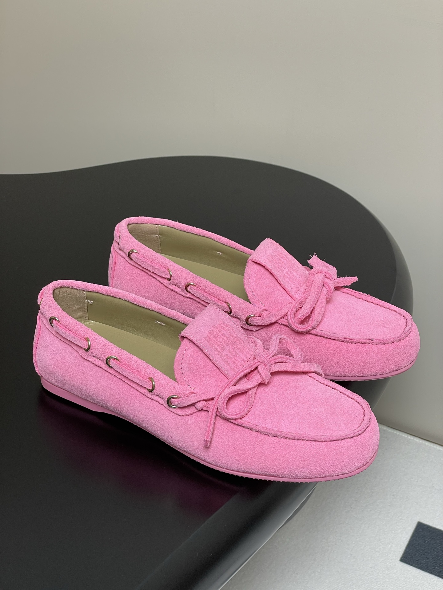 NO:238996,25ss early spring new Dior Miss Street loafers with bow color dopamine flat-soled casual bean shoes. This Miss Dior Street loafer comes from the Miss Dior limited series, reinterpreting the Dior main items, showing modern and elegant temperament. The suede upper and the tongue are decorated with Miss Dior embossed logo, paired with the same-toned sole, which is very comfortable. It can add a classic style to all styles, and can also be matched with other items in the Miss Dior limited series to create matching shapes. The upper is customized with delicate sheep leather/cowhide inner foot pad sheepskin original sole open mold and same-color rubber sole  Number of codes 35-42 (41.42 custom made without return or exchange), loafers, dior, dior, loafers, cowhide, sheepskin, sheep1986090925ss早春新款Dior迪奥 Miss Street乐福鞋 蝴蝶结彩色多巴胺平底休闲豆豆鞋 这款 Miss Dior Street乐福鞋来自Miss Dior 限定系列,重新诠释 Dior 主打单品,彰显现代优雅气质.绒面鞋面,鞋舌饰以Miss Dior压花标志,搭配同色调鞋底,舒适非凡.可为各式造型增添经典风格,亦可与Miss Dior 限定系列的其他单品搭配,打造配套造型. 鞋面原版定制细腻羊猄皮/牛皮 内里垫脚羊皮 鞋底原版开模同色橡胶大底 码数35-42（41.42定做不退换）,乐福鞋,dior,dior,loafers,cowhide,sheepskin,sheep,Women's Shoes