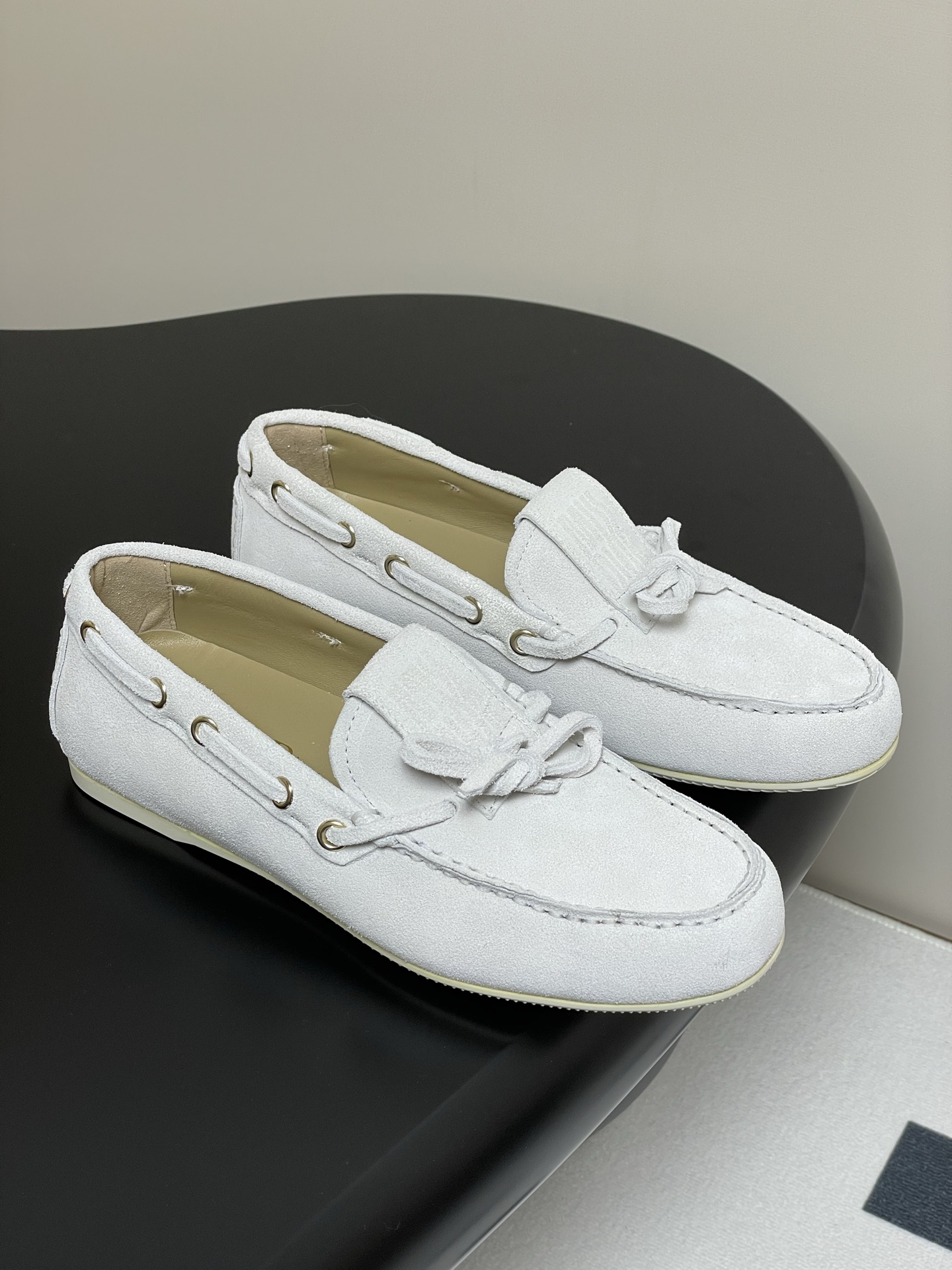 NO:259453,- 25ss early spring new Dior Miss Street loafers bow color dopamine flat-soled casual bean shoes This Miss Dior Street loafer comes from the Miss Dior limited series, reinterpreting the Dior main items, highlighting the modern and elegant temperament. The suede upper and the tongue are decorated with Miss Dior embossed logo, paired with the same-toned sole, which is very comfortable. It can add a classic style to all styles, and can also be matched with other items in the Miss Dior limited series to create matching shapes. The upper is customized with delicate sheep leather/cowhide inner foot pad sheepskin original sole open mold and same-color rubber sole  Number of codes 35-42 (41.42 custom made without return or exchange), loafers, dior, dior, loafers, cowhide, sheepskin, sheep19860909- 25ss早春新款Dior迪奥 Miss Street乐福鞋 蝴蝶结彩色多巴胺平底休闲豆豆鞋 这款 Miss Dior Street乐福鞋来自Miss Dior 限定系列,重新诠释 Dior 主打单品,彰显现代优雅气质.绒面鞋面,鞋舌饰以Miss Dior压花标志,搭配同色调鞋底,舒适非凡.可为各式造型增添经典风格,亦可与Miss Dior 限定系列的其他单品搭配,打造配套造型. 鞋面原版定制细腻羊猄皮/牛皮 内里垫脚羊皮 鞋底原版开模同色橡胶大底 码数35-42（41.42定做不退换）,乐福鞋,dior,dior,loafers,cowhide,sheepskin,sheep,Women's Shoes