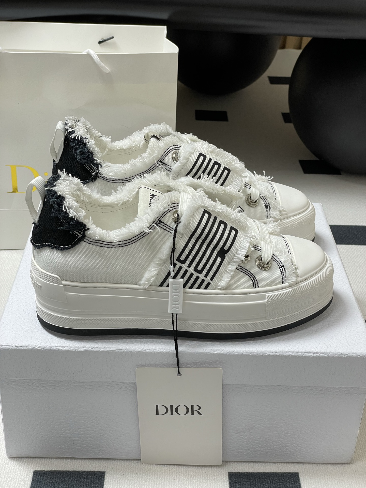 NO:246226,New Dior Walk'n'Dior thick-soled sneakers, low-top casual canvas shoes, board shoes. Black and white cotton canvas fabric tassel decoration Dior Graphique pattern design, simple and fashionable!  Original custom CD canvas material, inner foot pad is water-dyed sheepskin Original open mold rubber two-color outsole, sole thickness 5CM, size 35-42 [40.41.42 customized], casual shoes/sports shoes, dior, dior, sneakers, sheepskin19860909新款迪奥Walk'n'Dior 厚底运动鞋 低帮休闲帆布鞋 板鞋. 黑色和白色棉质帆布面料流苏装饰 Dior Graphique 图案设计,简约时尚！ 原版定制CD帆布材料 内里垫脚为水染羊皮 原版开模橡胶双色大底 底厚5CM 码数35一42 [40.41.42订做],休闲鞋/运动鞋,dior,dior,sneakers,sheepskin,Women's Shoes