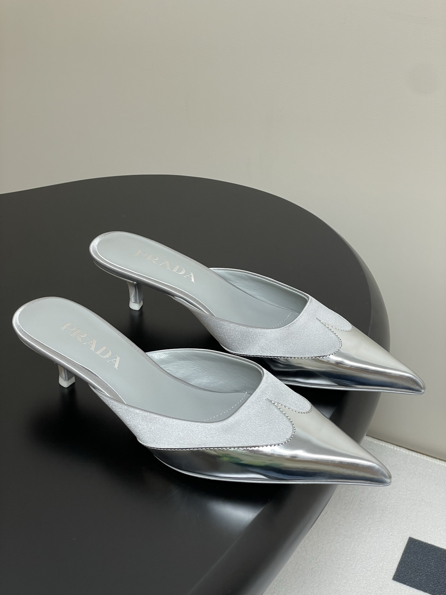 NO:679687,-With airplane case, 25ss early spring new Prada, Prada catwalk model, pointed toe color-blocked high heels, kitten heel cap-toe half-mules Mule slippers, full of future technology, minimalist beauty that has been missing for a long time in the fashion industry, fashionable and exquisite, and a high-end feel for daily wear. Silk upper with mirrored leather, sheepskin lining, Italian dyed genuine leather sole, 4cm heel height  Size 35-39 (40.41 customized, non-refundable), half-slip high heels, prada, prada, high heels, slippers, sheepskin, real silk, Leather soles19860909-配飞机盒 25ss早春新款Prada 普拉达走秀款 尖头拼色高跟鞋 小猫跟包头半拖穆勒拖鞋 未来科技感满满 时尚界久违的极简之美 时髦又精致 日常穿出高级感 鞋面真丝拼接镜面皮 内里垫脚羊皮 鞋底意大利染色真皮大底 跟高4cm 码数35-39（40.41定做不退换）,半拖高跟鞋,prada,prada,high heels,slippers,sheepskin,real silk,Leather soles,Women's Shoes