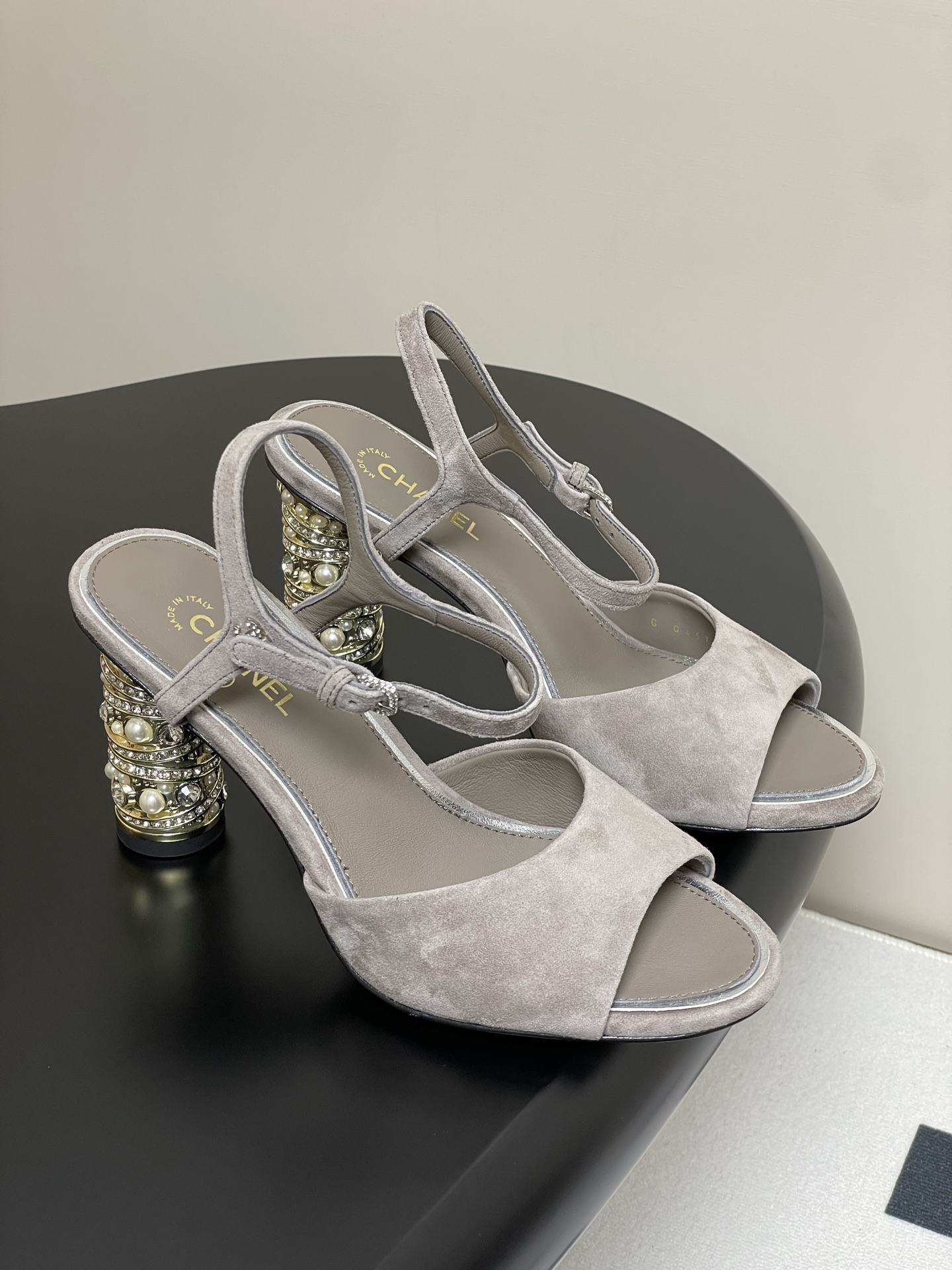 Nuevas sandalias con boca de pez con tacón de diamantes y perlas de primavera y verano de Chanel. Zapatillas de tacón a…