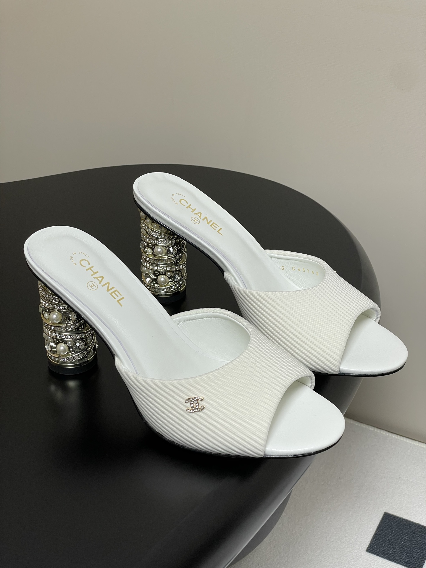 Nuevas sandalias con boca de pez con tacón de diamantes y perlas de primavera y verano de Chanel. Zapatillas de tacón a…
