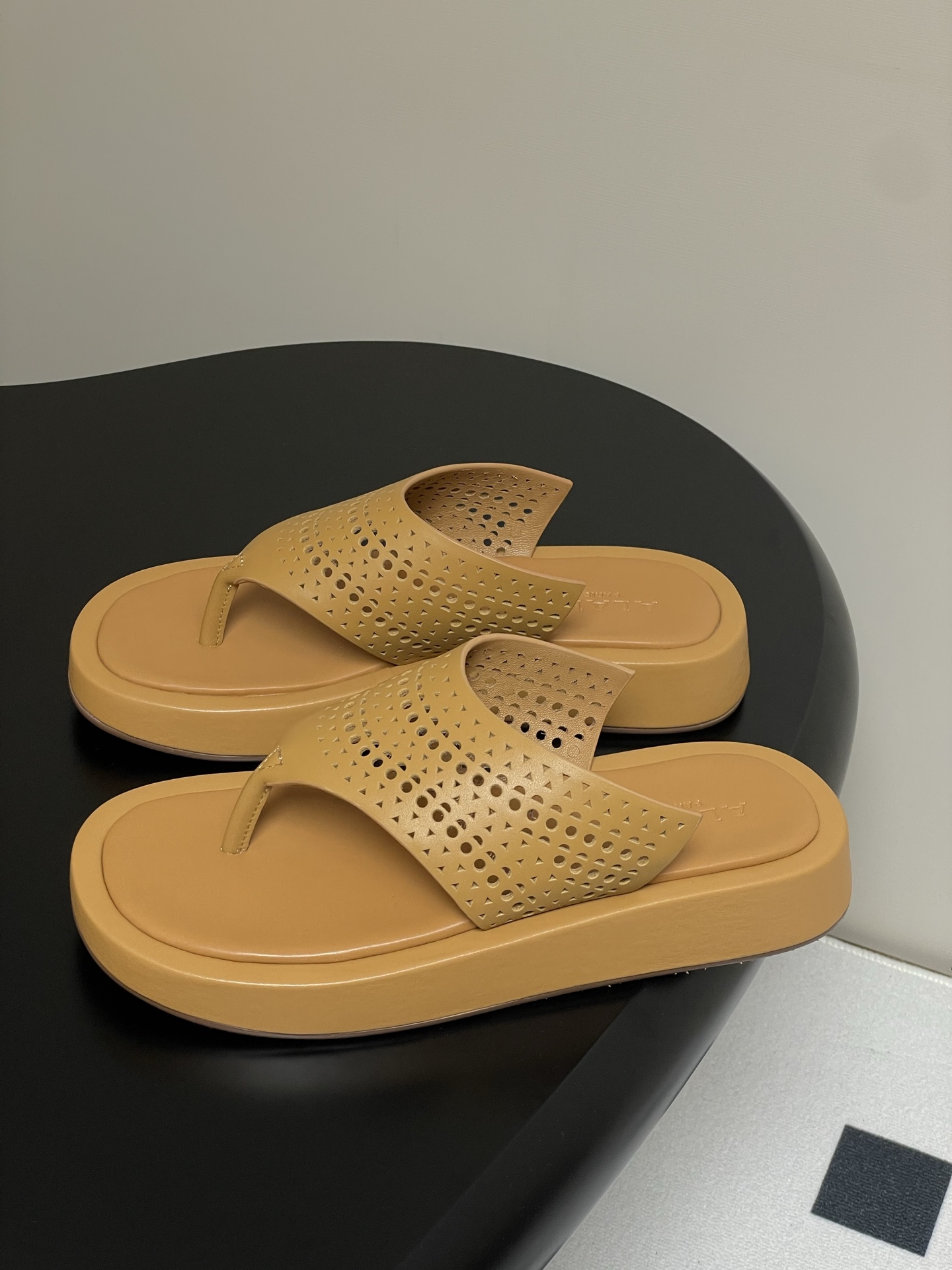 ALAIA Vintage Hollow Flat Sandals Women's Leather Thong Sandals 4 i1741999887034 2488 0 2