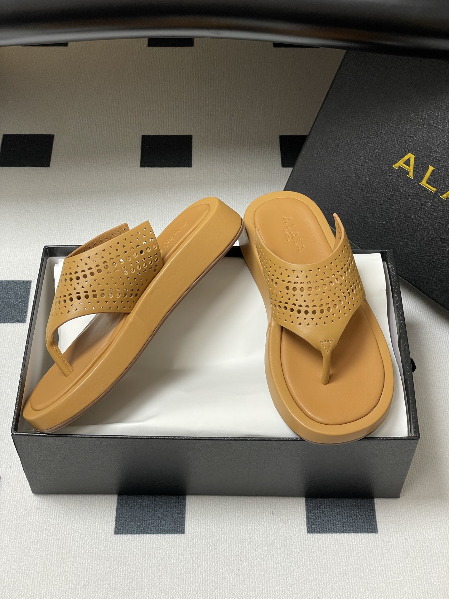 ALAIA Vintage Hollow Flat Sandals Women's Leather Thong Sandals 6 i1741999887197 6656 0 4