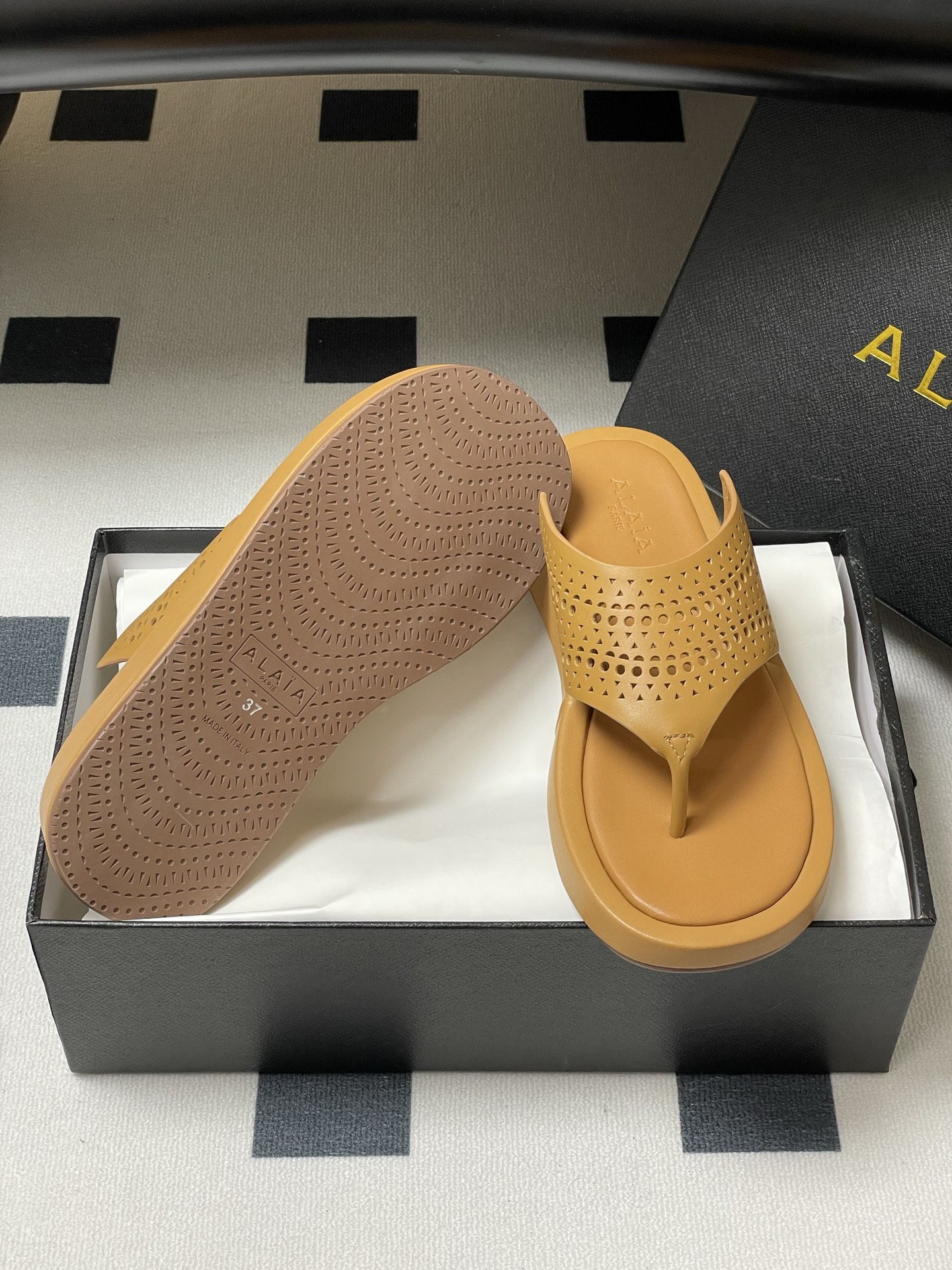 ALAIA Vintage Hollow Flat Sandals Women's Leather Thong Sandals 7 i1741999887205 6751 0 5