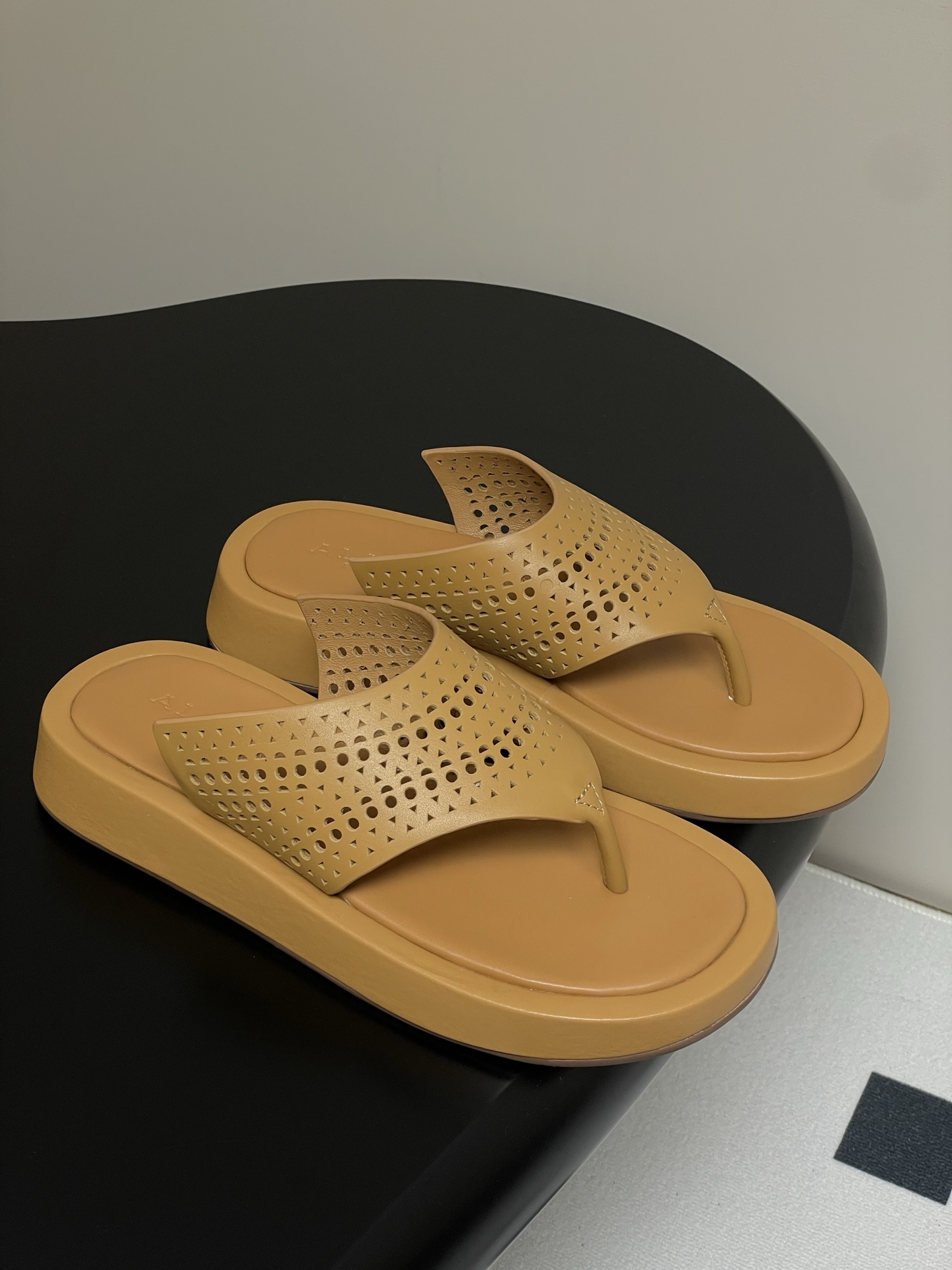 ALAIA Vintage Hollow Flat Sandals Women's Leather Thong Sandals