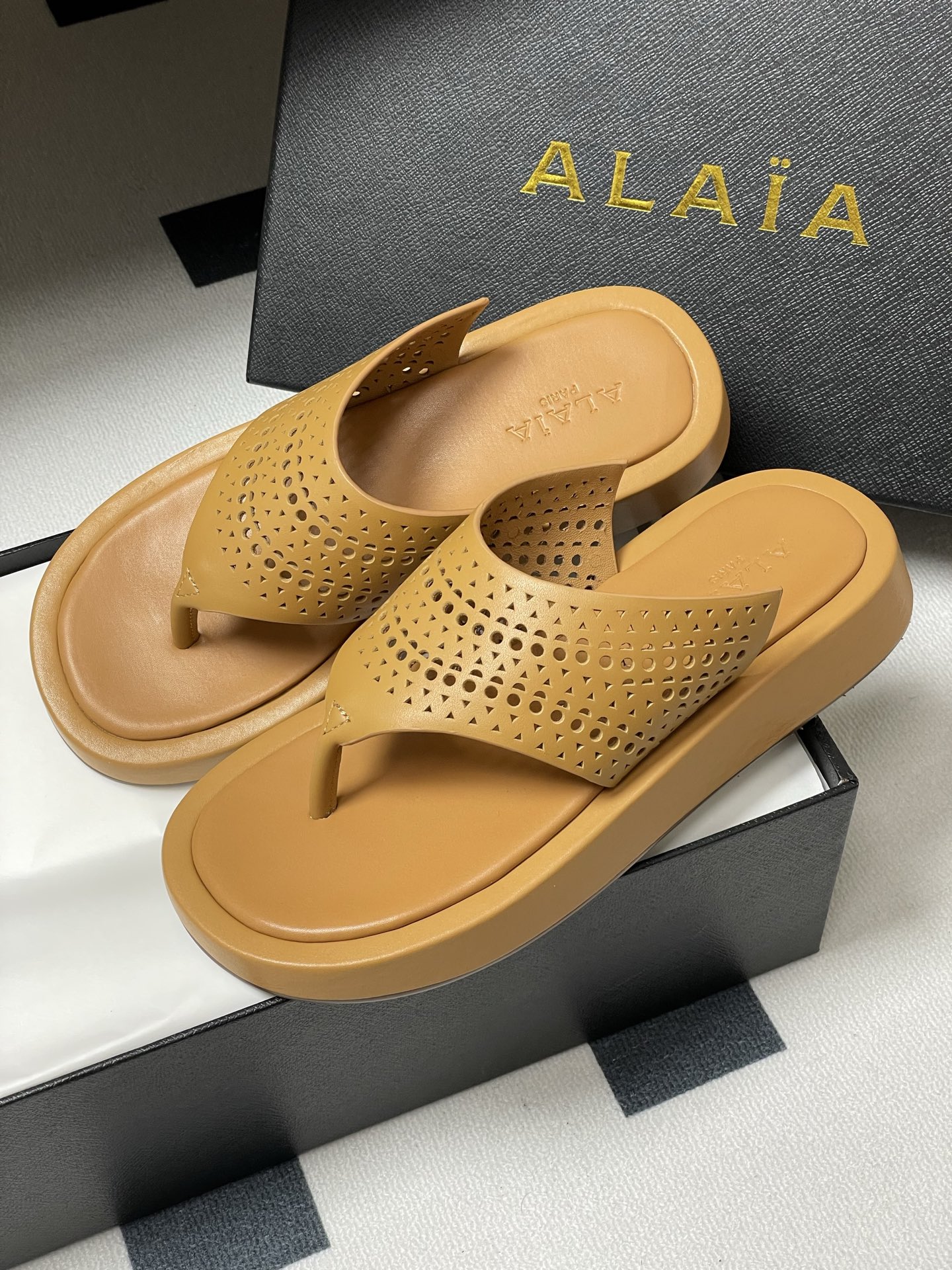 ALAIA Vintage Hollow Flat Sandals Women's Leather Thong Sandals 5 i1741999888194 8387 0 3