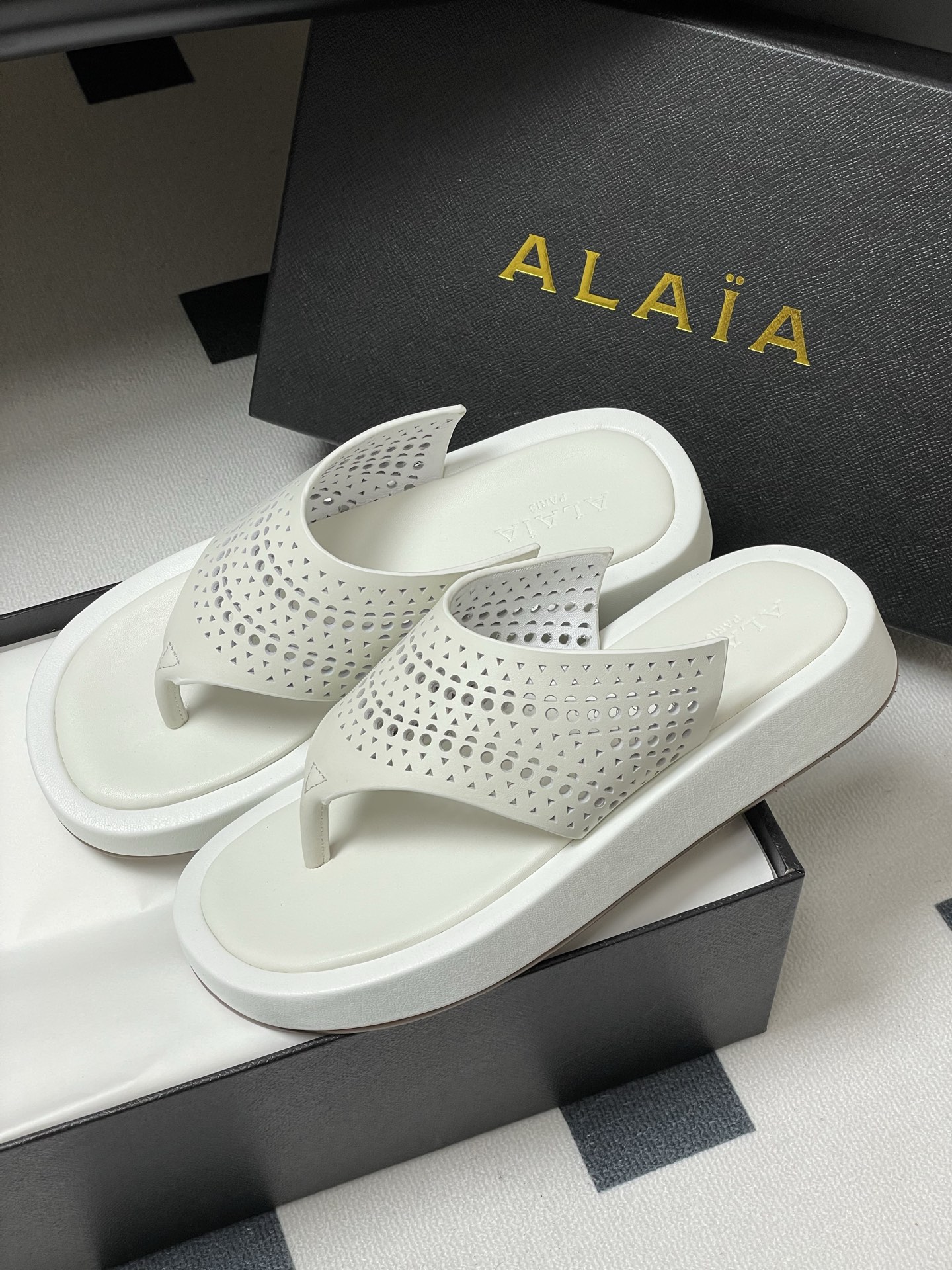 ALAIA Women's Classic Retro Hollow Flat Sandals Thong Perforated Platform Shoes 5 i1742000393505 301 0 3