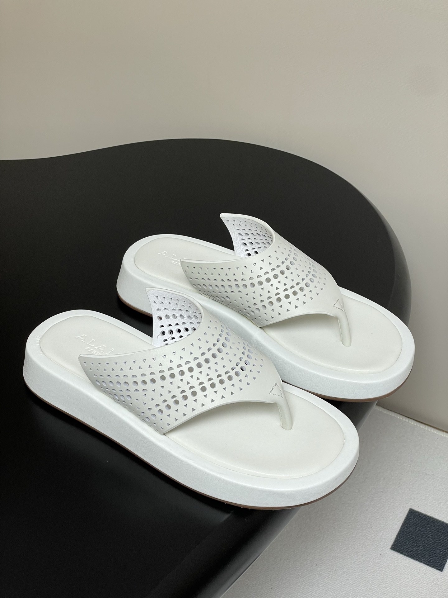 ALAIA Women's Classic Retro Hollow Flat Sandals Thong Perforated Platform Shoes