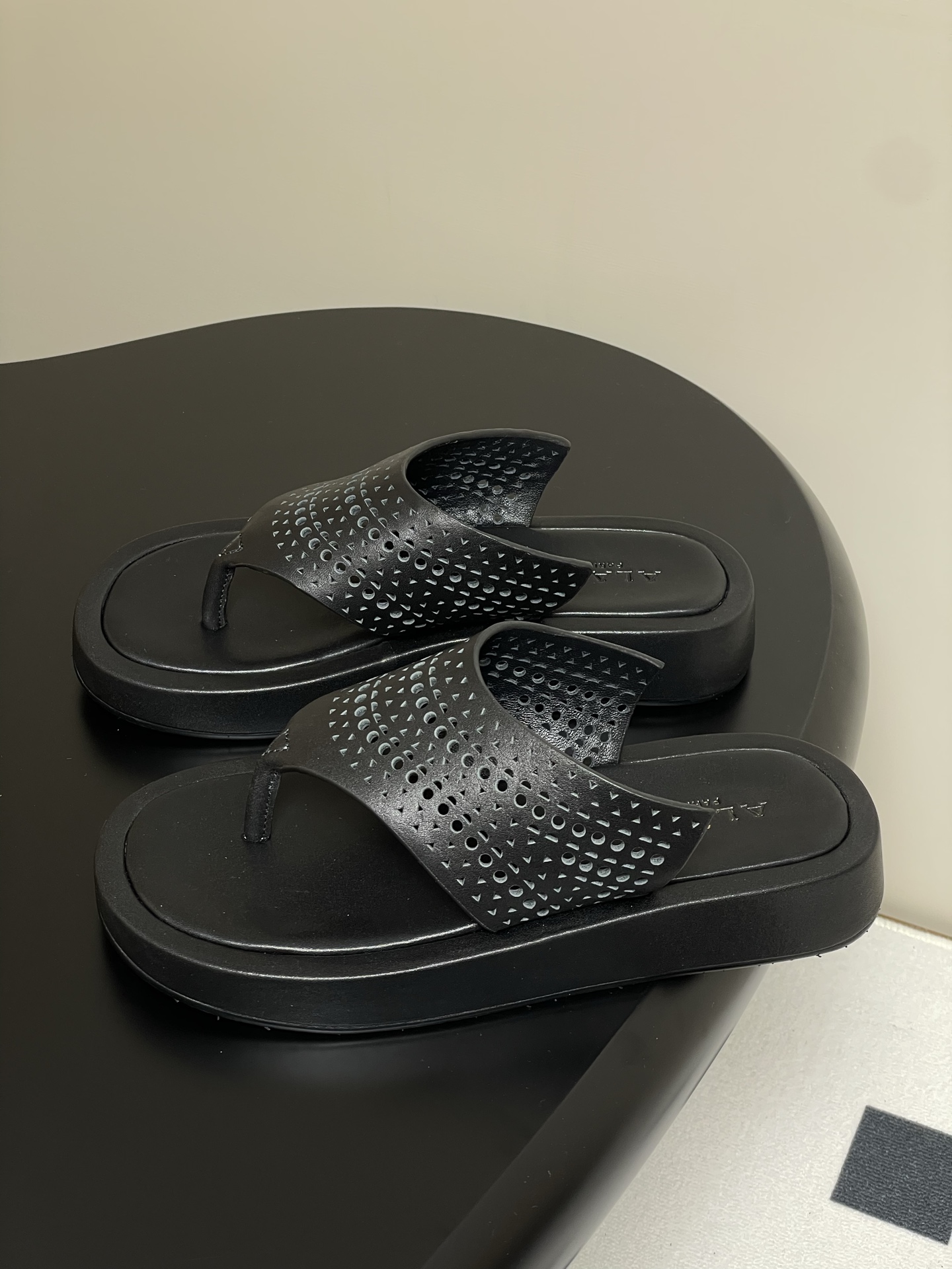 ALAIA Women's Flat Sandals Classic Vintage Hollowed-Out Carved Leather Thong Sandals 4 i1742000409557 2582 0 2