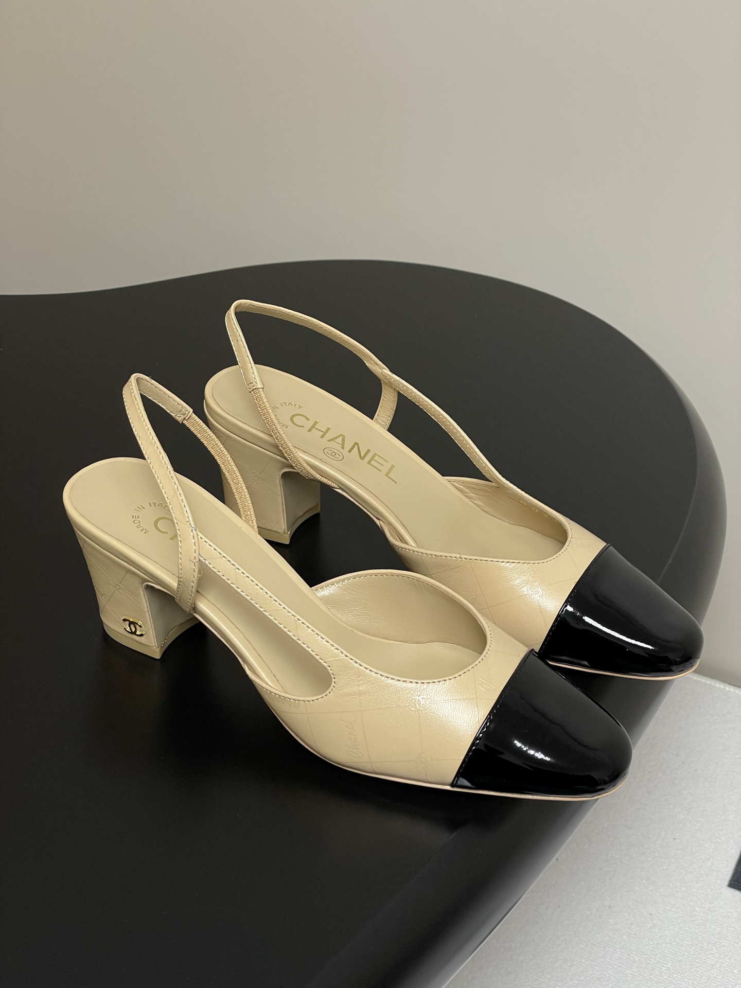 NO:259449,-logo glue 25Fw new Chanel Xiaoxiang latest glue drop back empty Sling-back sandals flat/thick heel Sling-back was released in 1957, and then two-tone design became a classic chane! The latest sheep pendant hot diamond upper is super perfect details and will never let you down!  The two-color design is simple and exquisite, the square toe is generous and elegant, and the legs are visually lengthened. The color of the toe creates a color difference. The rear lace-up design is simple and elegant. A pair of classic styles that can be worn for a hundred years is worth entering!! The original upper rubber sheepskin, inner footbed imported sheepskin, heel height 2cm/6.5cm, sole Italian A-grade leather outsole, size 35-39 (34, 40, 41 customized, non-return and exchange), sandals ballet shoes, chanel, sandals, sheepskin, sheep, Leather soles19860909-logo滴胶 25Fw新款Chanel小香最新滴胶后空Sling-back凉鞋平底/粗跟 Sling-back于1957年问世,之后two-tone设计成为chane*经典之作! 最新羊猄烫钻鞋面超完美的细节 绝不辜负你们的期待！ 双色设计简约精美,方头大方气质,从视觉上拉长腿部线条,鞋头颜色产生了色差感,后系带设计简洁优雅,一双能穿百年的经典款,值得一入!! 鞋面原版滴胶羊皮 内里垫脚进口羊皮 跟高2cm/6.5cm 鞋底意大利A级真皮大底 码数35-39（34、40、41定制不退换）,凉鞋芭蕾舞鞋,chanel,sandals,sheepskin,sheep,Leather soles,Women's Shoes