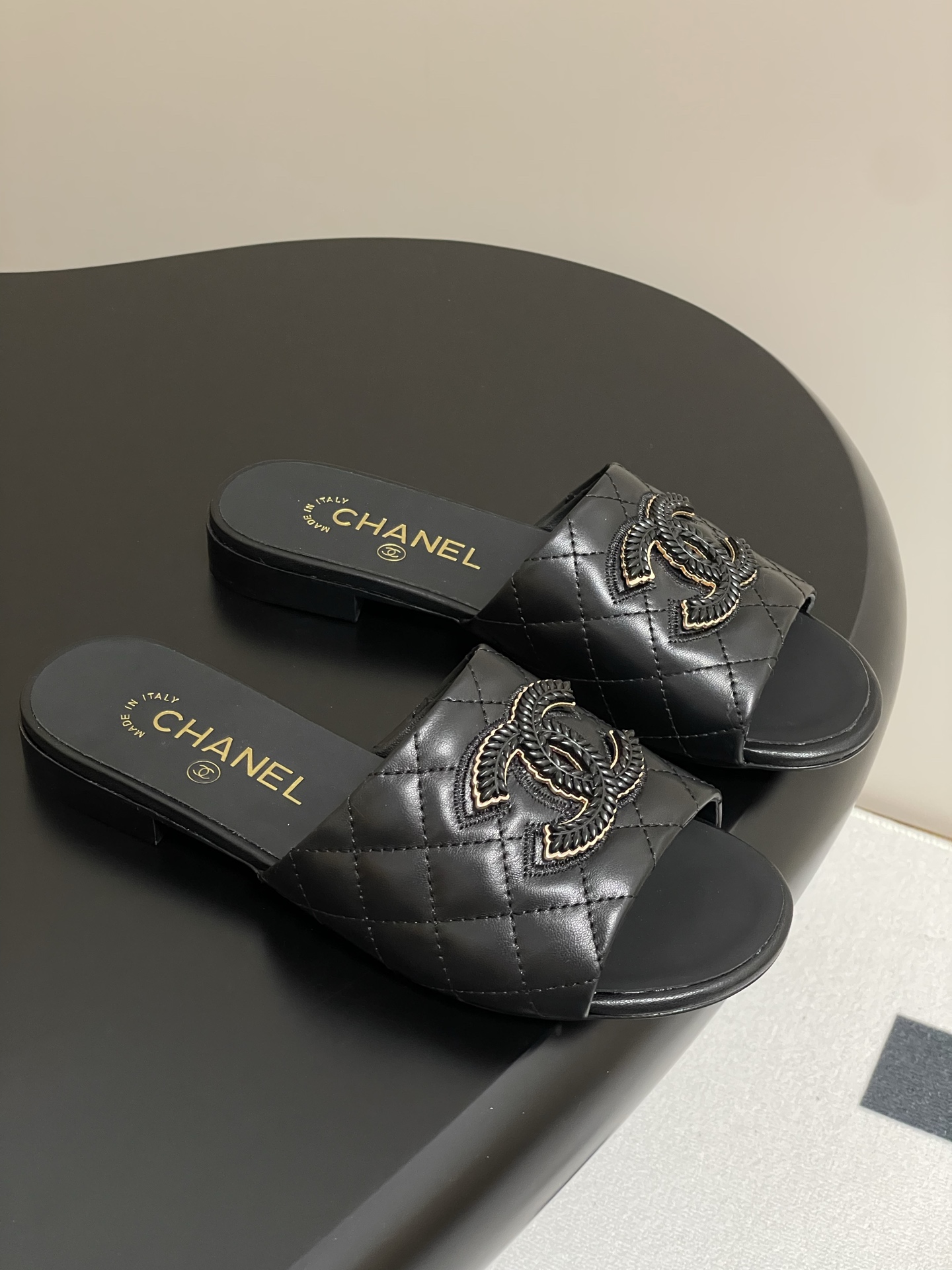 NO:226871,- 25Fw spring and summer new Chanel small fragrant wheat ear double C diamond-shaped one-piece slippers High-heel thick-heeled slippers. A versatile sandals that are not worn out. A super classic one. It is casual and exquisite, and has a firm temperament. This year's beautiful spring and summer bonus treasure!  Upper lambskin/velvet inner lambskin inner high heel flat/thick heel 5cm sole Italian leather outsole size 35-39 (40,41 custom made without return), slippers, chanel, slippers, sheepskin, Leather soles19860909- 25Fw春夏新款Chanel小香麦穗双C菱格一字拖鞋高跟粗跟拖鞋 穿不腻的百搭凉拖 超经典的一款 休闲中带着精致 气质拿捏稳妥 今年春夏绝美加分宝藏！ 鞋面小羊皮/天鹅绒 内里羊皮内里 高跟平底/粗跟5cm 鞋底意大利真皮大底 码数35-39（40,41定制不退换）,拖鞋,chanel,slippers,sheepskin,Leather soles,Women's Shoes