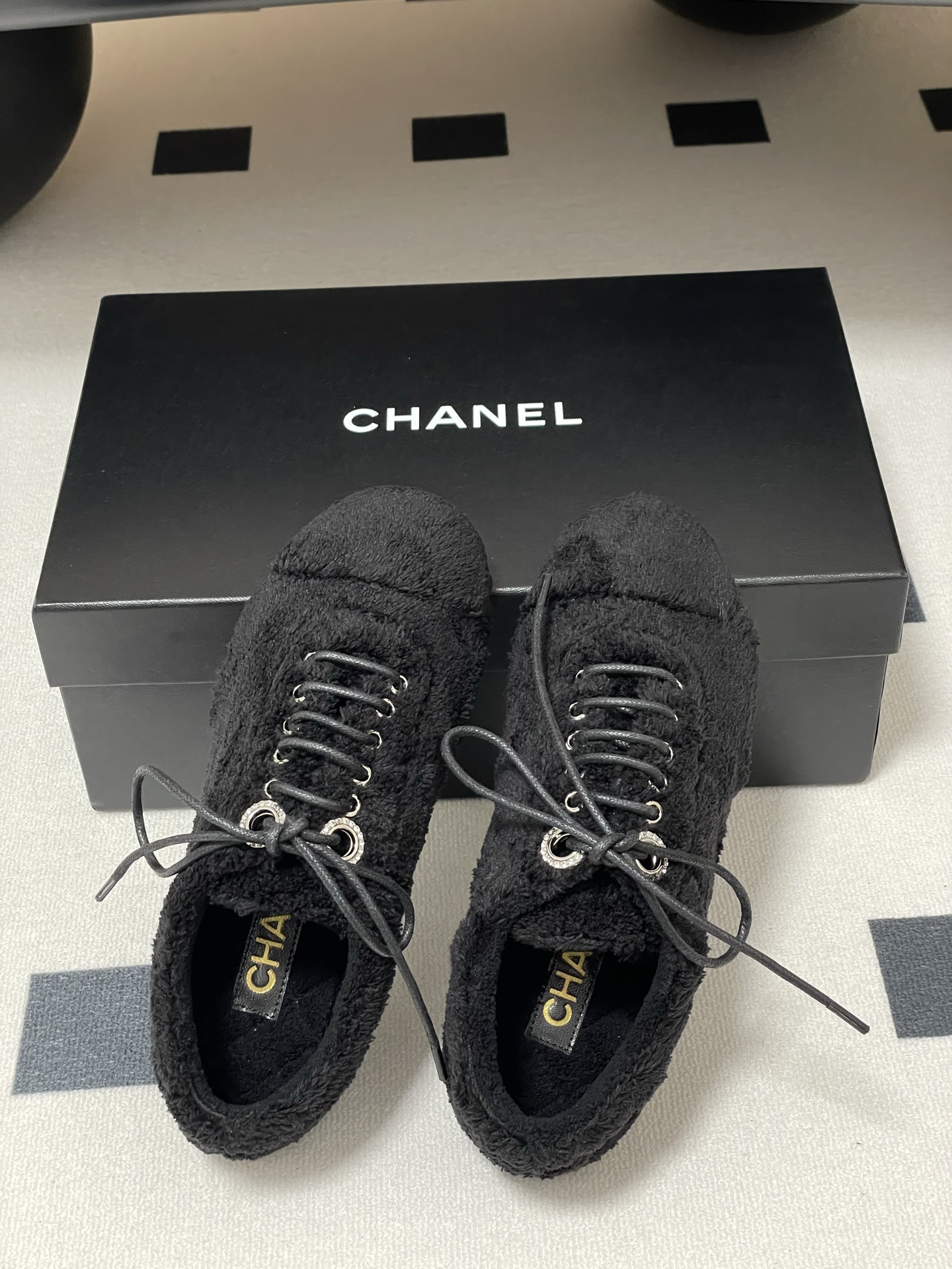 NO:226861,- Chanel Xiaoxiang 25C early spring new terry-soled casual shoes lace-up fur sneakers. The shoe design is simple and has a classic sports shoe outline. The shoelace system allows the shoes to be adjusted according to the foot shape to ensure comfortable wear. It is versatile and suitable for all styles of wear. The surface is made of soft plush material to provide a comfortable wearing experience. This material not only keeps warm, but also increases the texture and fashion sense of the shoes. The upper original terry cloth inner footbed terry cloth/sheepskin sole original open mold rubber outsole size 35-39 (40 customized without return and exchange), casual shoes/sports shoes, chanel, sneakers, sheepskin19860909- Chanel小香25C早春新款毛巾布平底休闲鞋系带毛毛运动鞋 鞋子设计简洁,具有经典的运动鞋轮廓.鞋带系统使得鞋子可以根据脚型进行调节,确保穿着舒适.百搭,适合各种穿搭风格. 表面采用了柔软的毛绒材质,提供舒适的穿着体验.这种材质不仅保暖,还增加了鞋子的质感和时尚感. 鞋面原版毛巾布 内里垫脚毛巾布/羊皮 鞋底原版开模橡胶大底 码数35-39（40定做不退换）,休闲鞋/运动鞋,chanel,sneakers,sheepskin,Women's Shoes