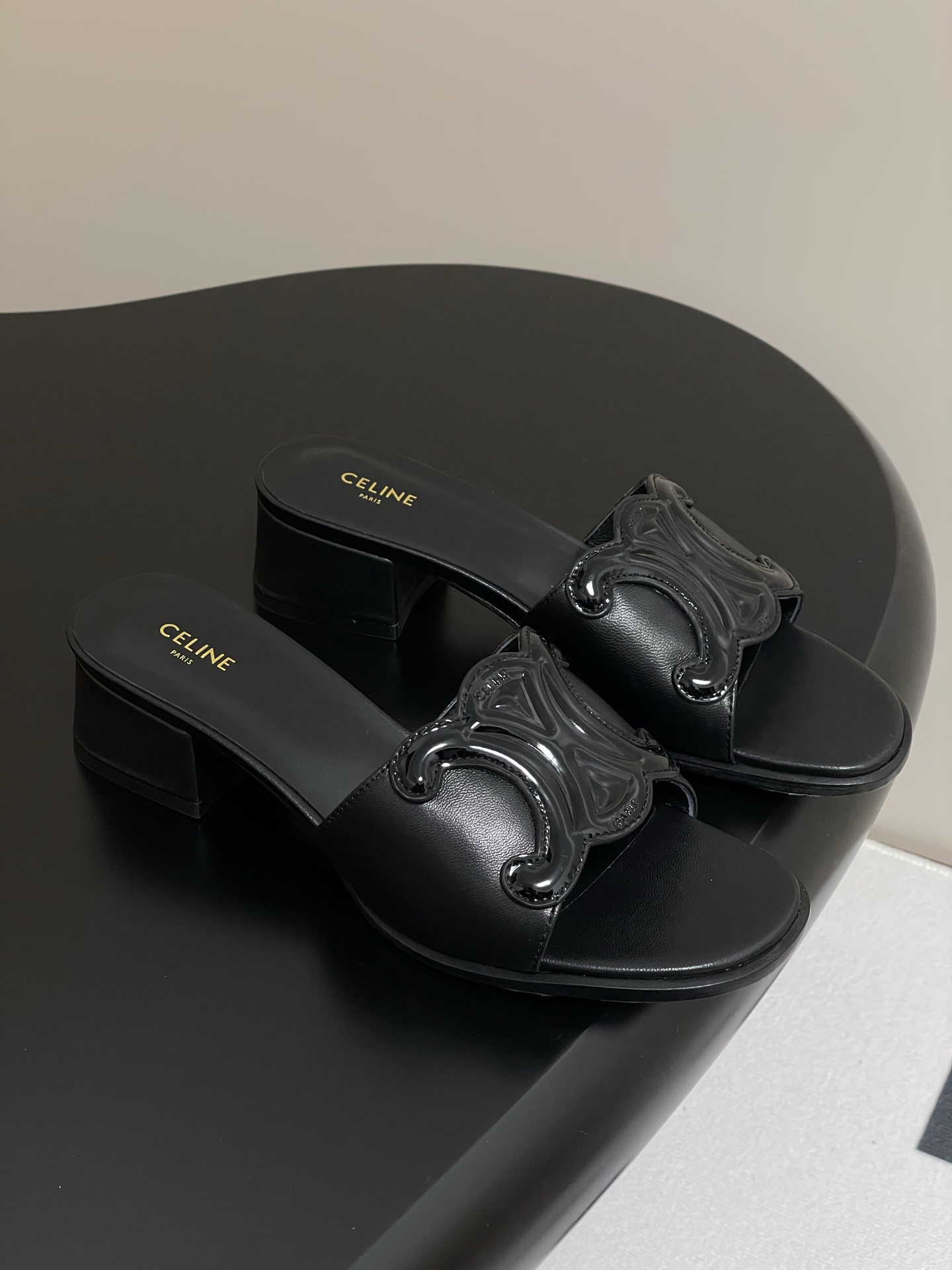 NO:233463,- 25ss Spring and Summer Latest Celine Retro Fashion Arc de Triomphe Roman high heel slippers New Celine Silin The same Arc de Triomphe as the major internet celebrities is classic and versatile.. Recommended grass ~ Summer matching is absolutely amazing. The retro point is full of fashionable looks and the original version is purchased and developed. The highest output is restored to the original customization and retro feel and design, which can be salty or sweet. Girls' Japanese and Korean style. Upper: Imported mixed-bred sheepskin   imported patent leather Inner footbed: Imported goatskin Sole: Italian double-layer thickened leather outsole Heel height: 4cm Size: 35-39 (40.41 Customized without return or exchange), slippers, celine, celine, slippers, sheepskin, Leather soles19860909- 25ss春夏最新Celine赛琳复古时髦凯旋门罗马高跟拖鞋 new celine思琳各大网红同款的凯旋门经典又百搭..种草推荐~夏天搭配简直绝绝子了复古的点上带上了满分时髦感颜值绝原版购入开发,依旧最高输出还原原版定制复古感觉又有设计感,可盐可甜可少女日韩系. 鞋面:进口混种羊皮 进口漆皮 内里垫脚:进口山羊皮 鞋底:意大利双层加厚真皮大底 跟高:4cm 码数:35-39(40.41定做不退换）,拖鞋,celine,celine,slippers,sheepskin,Leather soles,Women's Shoes