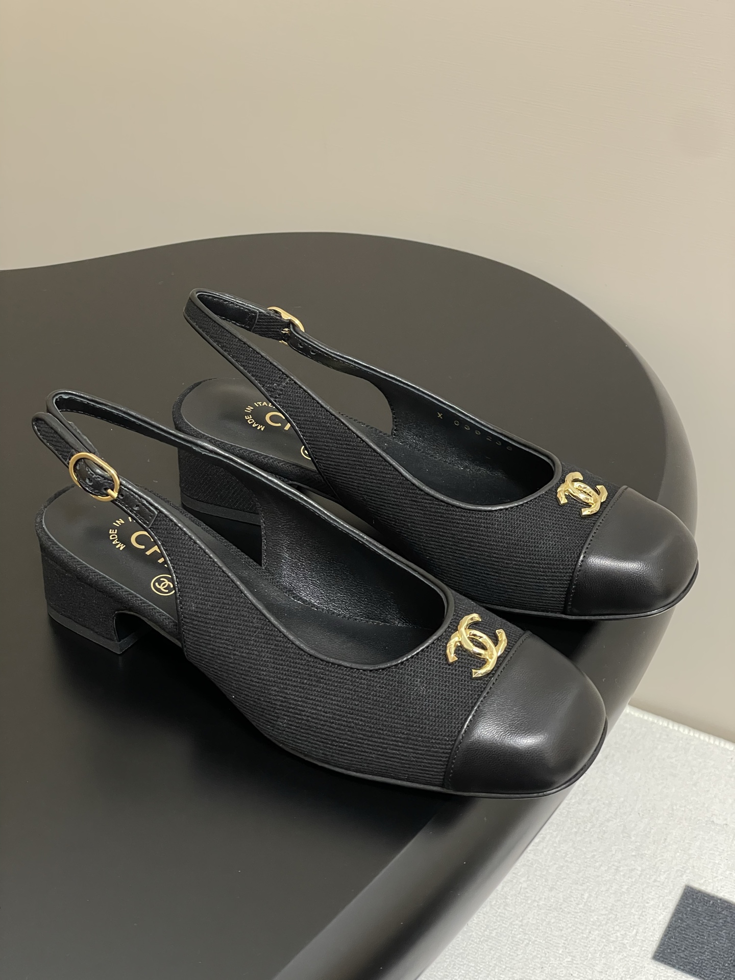 NO:232713,- 25Ss spring and summer new Chanel Xiaoxiang double C-button thick heel empty sandals. It really has no resistance to good-looking shoes. Grandma Xiang is so good!  The large round head is friendly to all feet. The simple and atmospheric design is decorated with a double C metal logo!  The fairy color scheme that is so gentle that it can pinch water. The comfort is excellent. There is no pressure on daily commuting!  Upper lambskin inner sheepskin inner heel height 3.5cm sole Italian leather outsole size 35-39 (40,41 custom made without return), sandals, chanel, sandals, sheepskin, Leather soles19860909- 25Ss春夏新款Chanel小香双C扣粗跟后空凉鞋 对好看的鞋子真的没有抵抗力 香奶奶可太会了！大圆头对所有脚型友好 简约大气的设计加上双C金属logo点缀！温柔到能掐出水的仙女配色 舒适度一级棒 日常通勤毫无压力！ 鞋面小羊皮 内里羊皮内里 跟高3.5cm 鞋底意大利真皮大底 码数35-39（40,41定制不退换）,凉鞋,chanel,sandals,sheepskin,Leather soles,Women's Shoes