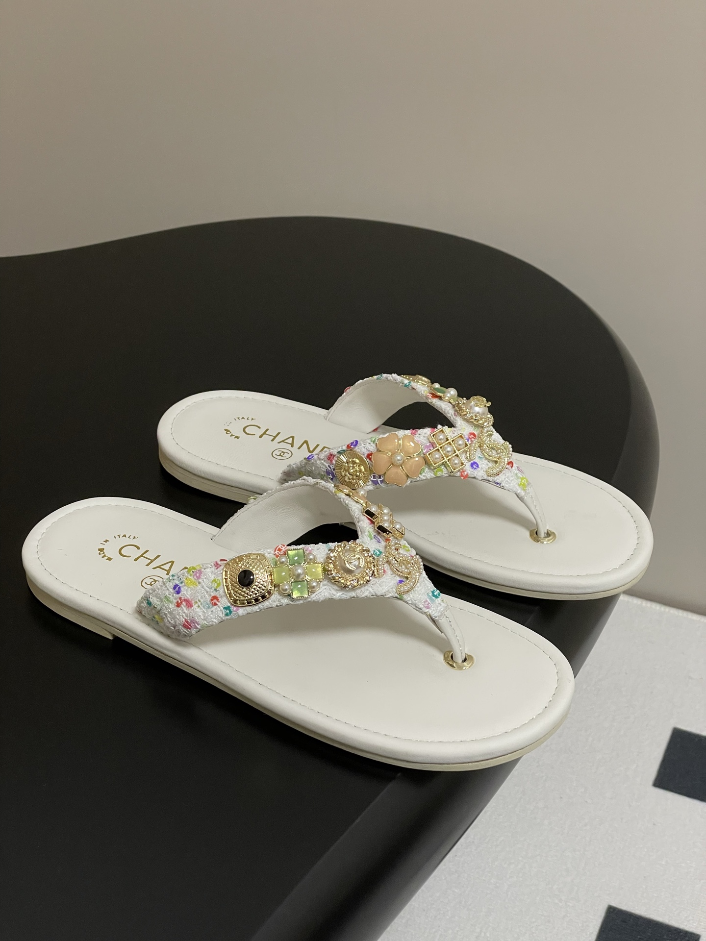 NO:232711,- Chanel 25P small color buckle clip-toe slippers Jewelry diamond buckle flip flops Continue the hardware and metal decorative elements of the previous season. This design combines more outstanding and exaggerated accessories, but it is not too fancy at all. It can well balance the looseness of flip flops. This light yellow metal accessories completely different from the shoelaces are simply the romantic atmosphere of spring and summer. The combination of the two is just as appropriate compared to black, and it is also a very good color to match. It can make your outfit go to a higher level. The original fabric on the upper is matched with mold color buckles, inner foot pad sheepskin, soles Italian leather outsole. Size 35-39 (40.41 custom made without return or exchange), split-toe shoes, chanel, slippers, sheepskin, Leather soles19860909- Chanel 25P小香彩扣夹趾拖鞋珠宝钻扣人字拖鞋 延续上一季的五金金属装饰元素 这次设计结合了更出挑,更夸张的配件但它完全不会过于花哨 能很好的平衡掉人字拖的松垮感 这一款淡黄色 与鞋带上完全不同的金属配件简直是春夏的浪漫气息悄然袭来 两者之间结合的恰如其分比起黑色,也是很好搭配的颜色 它能让你的穿搭更上一层次 鞋面原版布呢搭配开模彩扣 内里垫脚羊皮 鞋底意大利真皮大底 码数35-39（40.41定做不退换）,分趾鞋,chanel,slippers,sheepskin,Leather soles,Women's Shoes